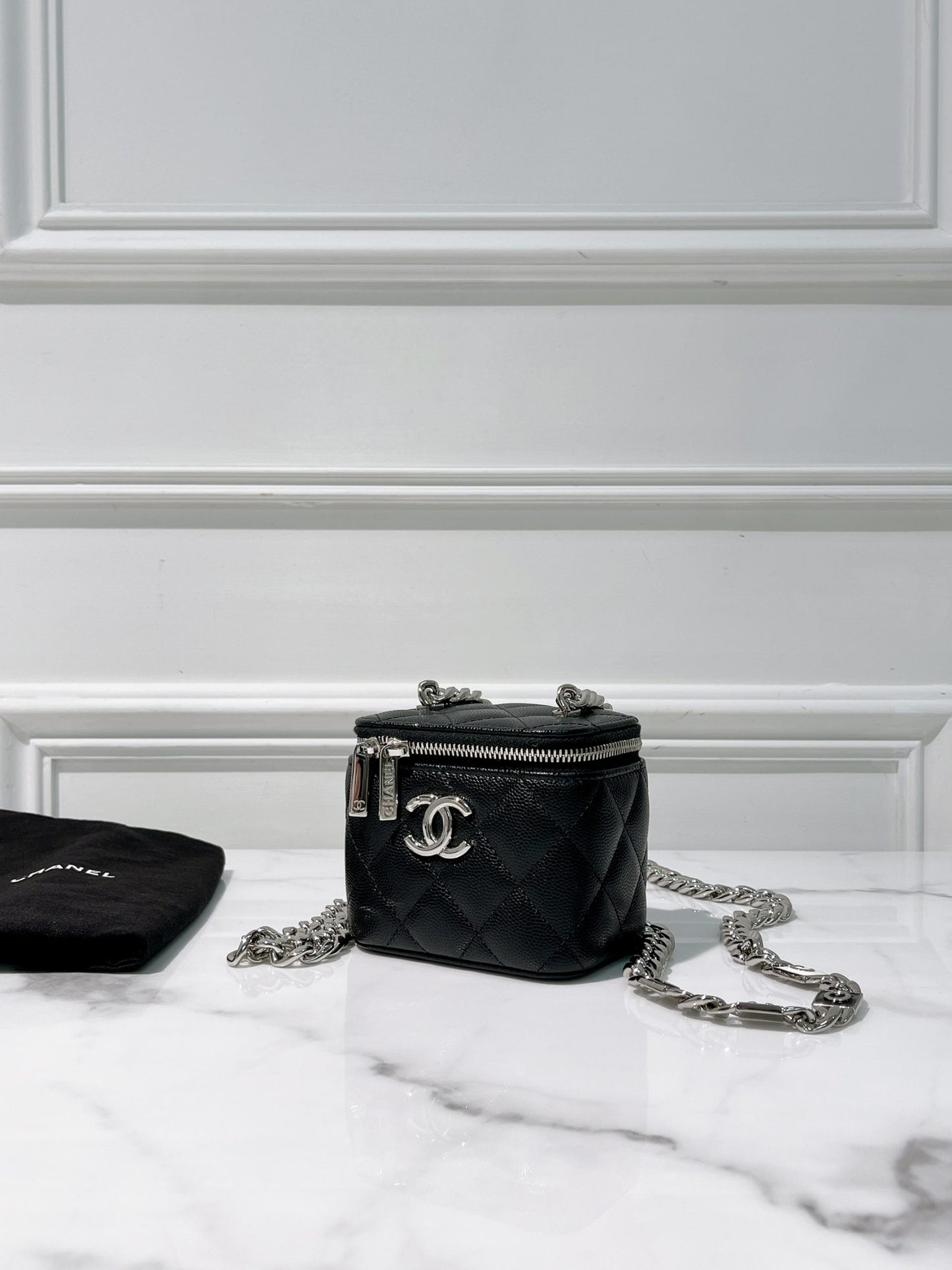 CHANEL 22S VANITY CASE, Black/Silver