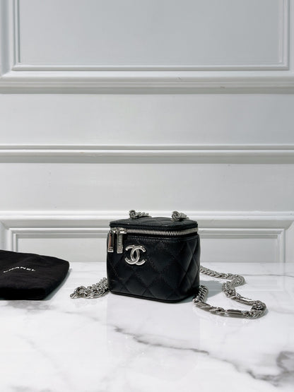 CHANEL 22S VANITY CASE, Black/Silver
