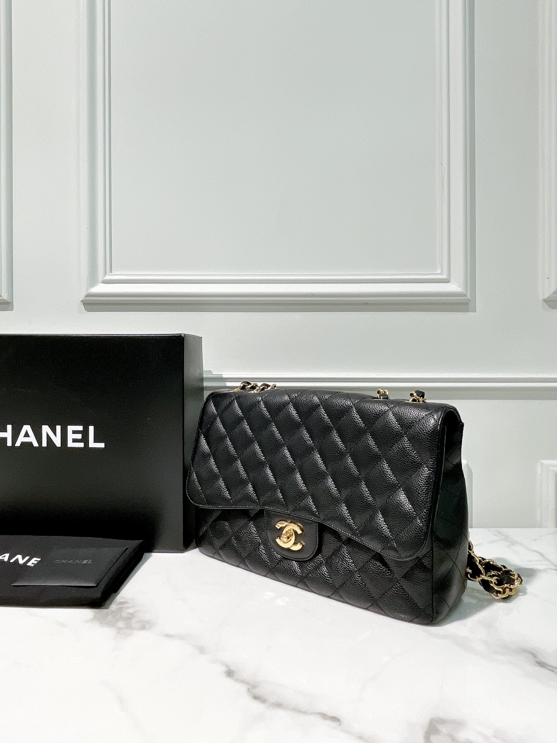 CHANEL SINGLE FLAP JUMBO, Black/Gold