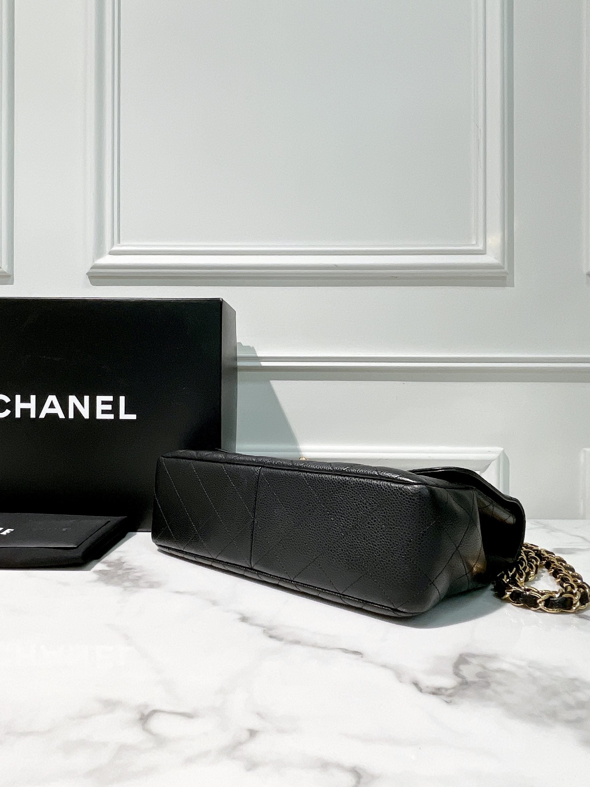 CHANEL SINGLE FLAP JUMBO, Black/Gold