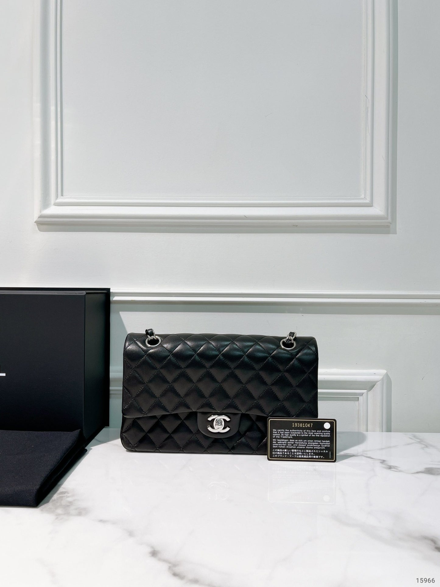CHANEL CLASSIC FLAP, Black/Silver