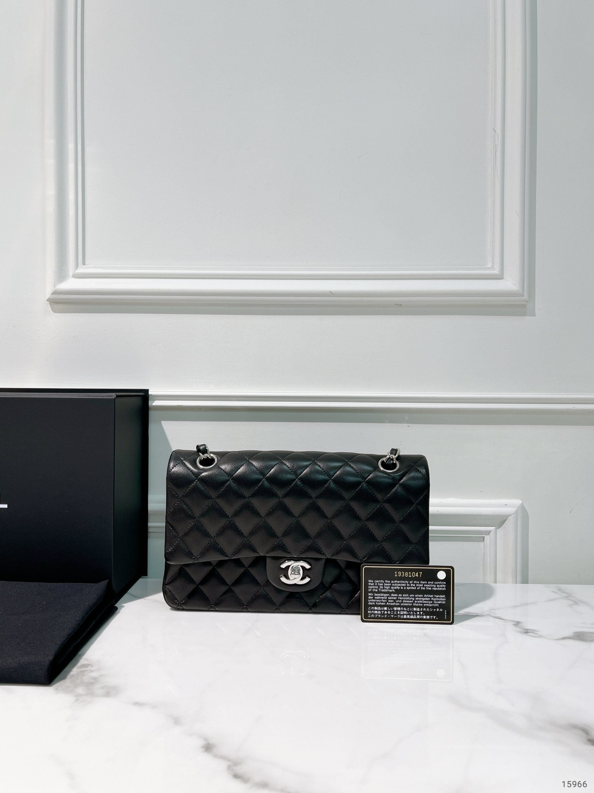 CHANEL CLASSIC FLAP, Black/Silver
