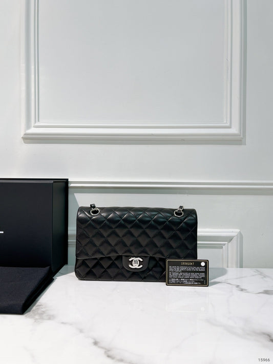 CHANEL CLASSIC FLAP, Black/Silver
