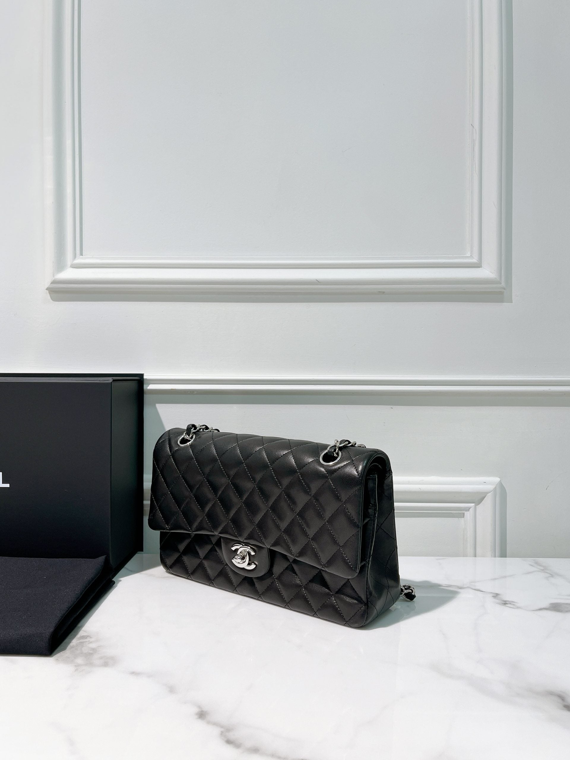 CHANEL CLASSIC FLAP, Black/Silver
