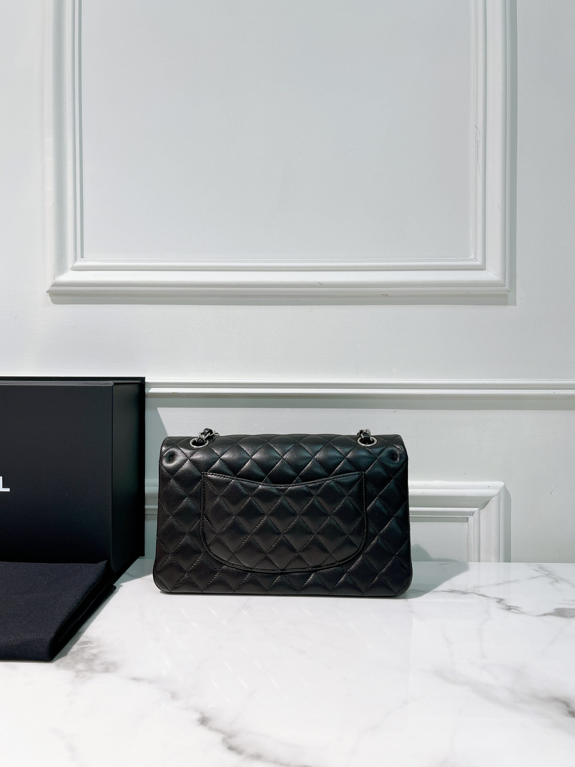 CHANEL CLASSIC FLAP, Black/Silver