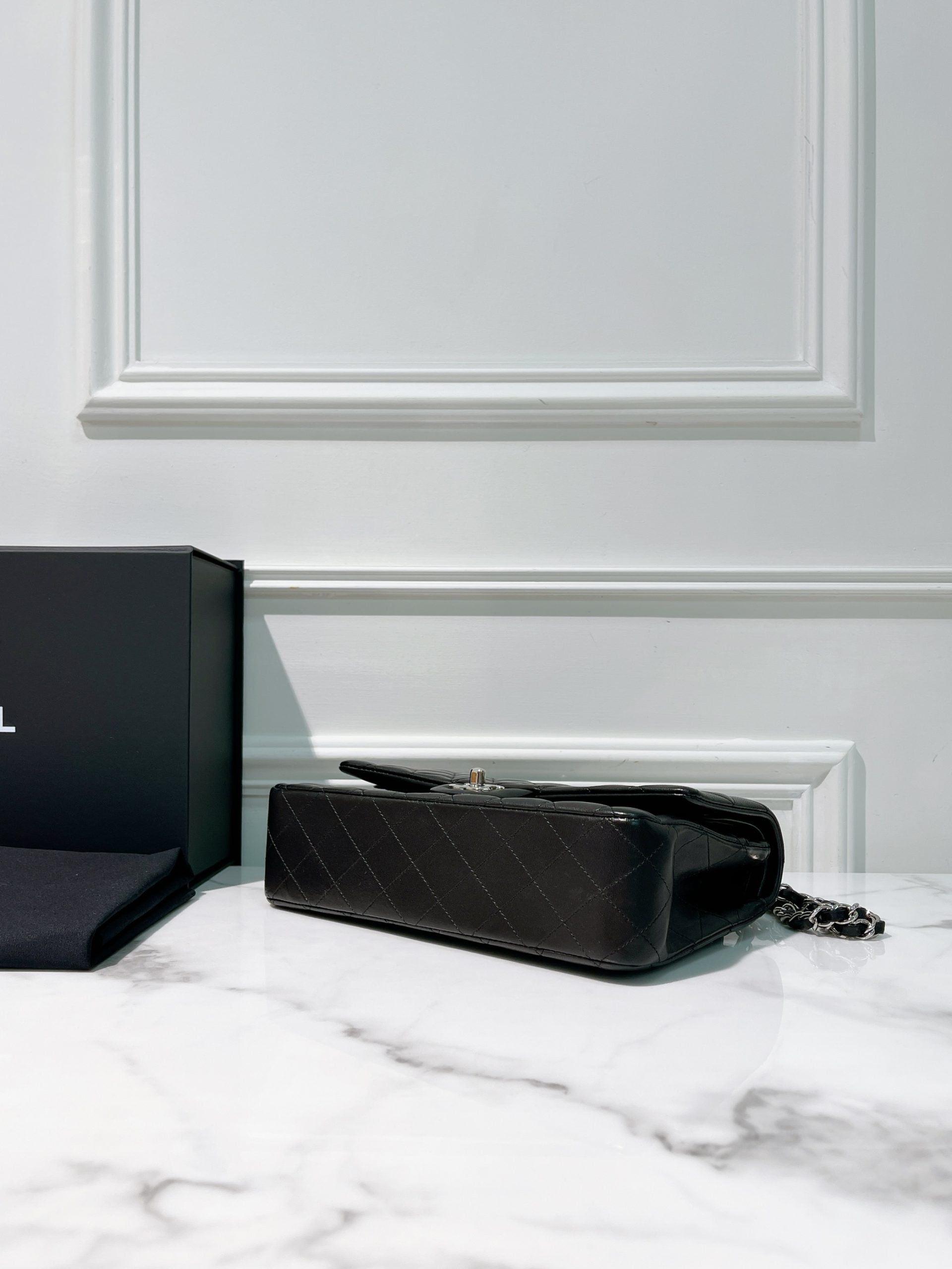 CHANEL CLASSIC FLAP, Black/Silver