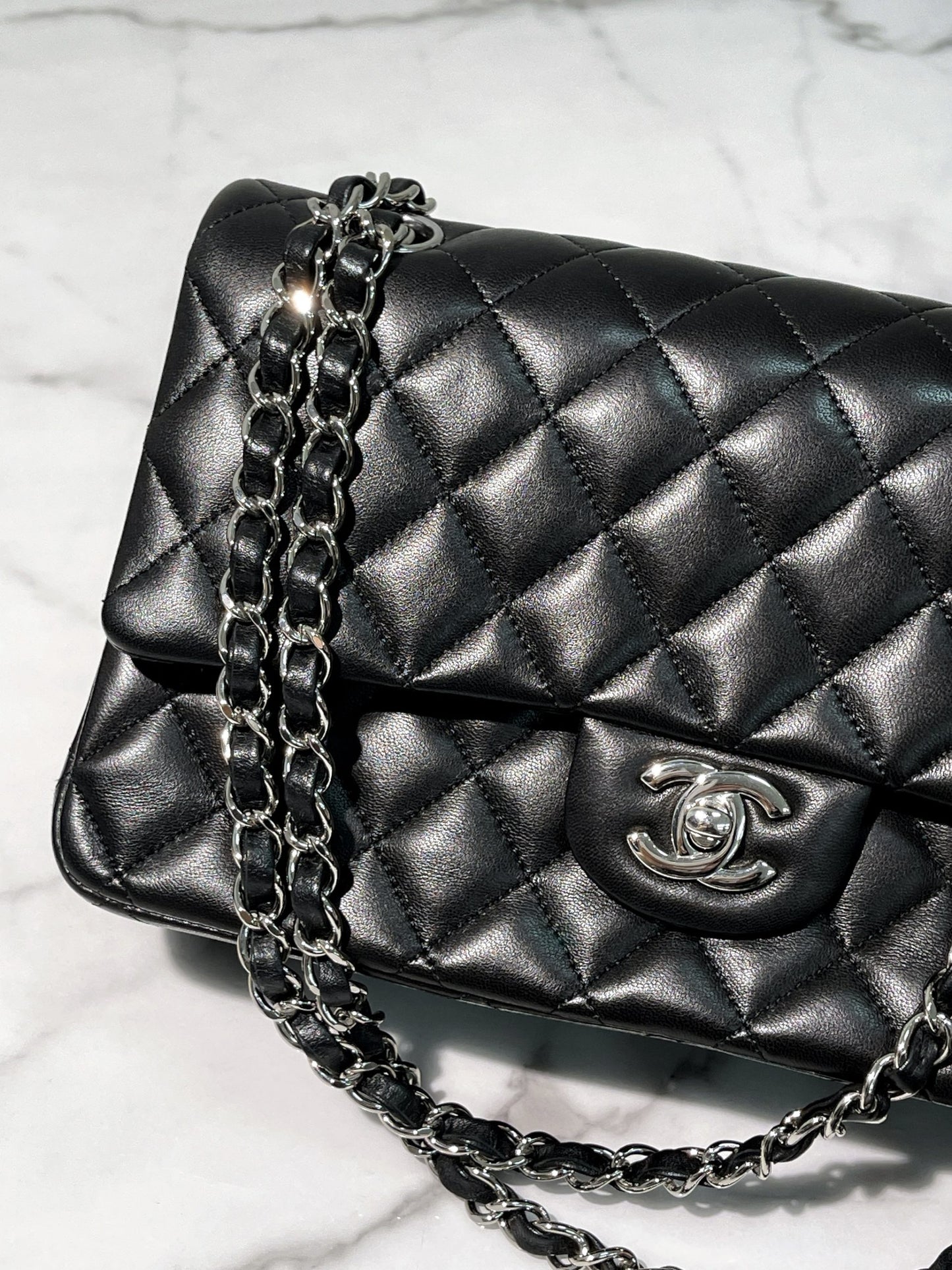 CHANEL CLASSIC FLAP, Black/Silver