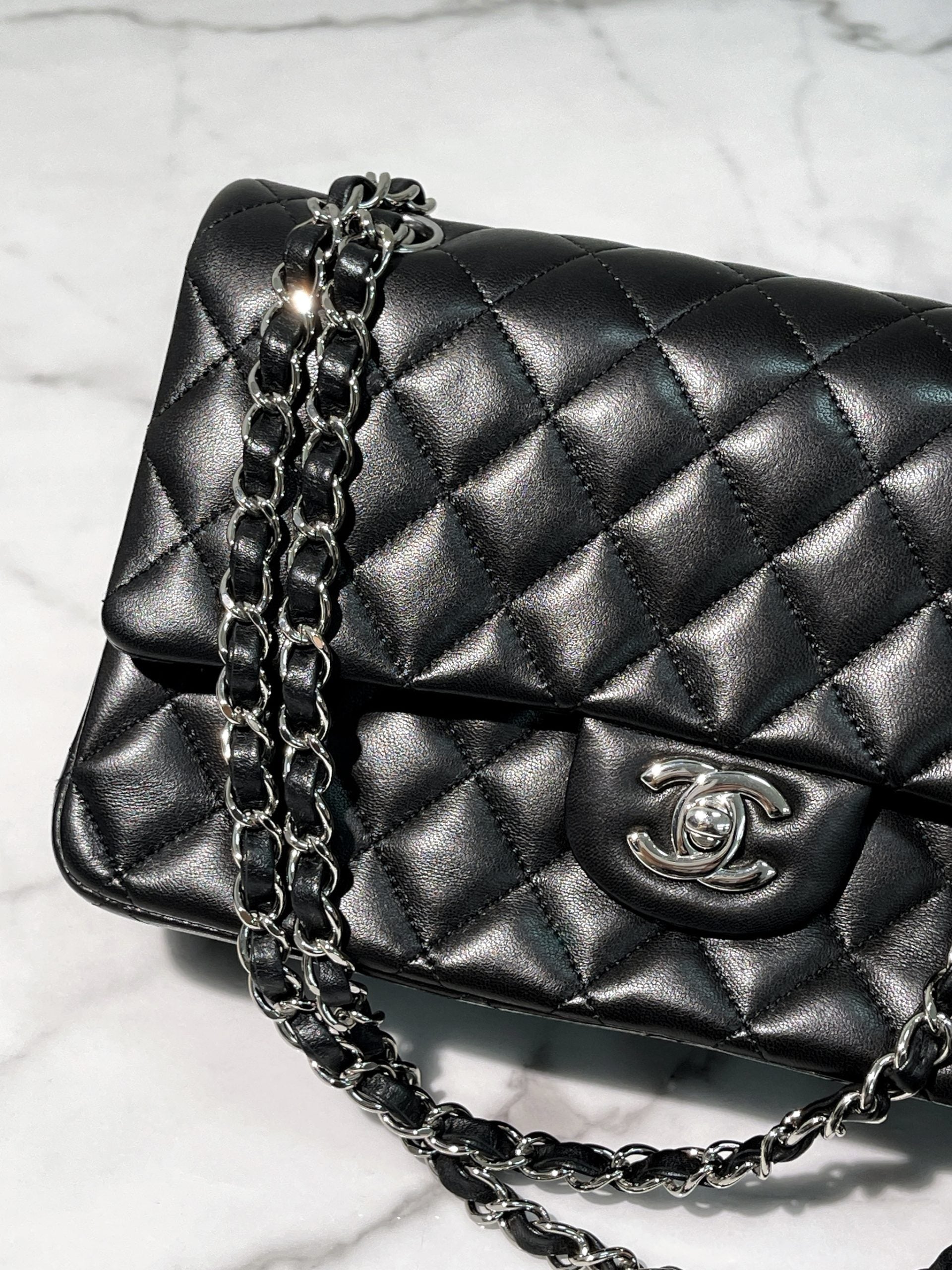 CHANEL CLASSIC FLAP, Black/Silver