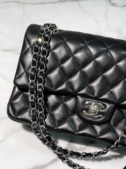 CHANEL CLASSIC FLAP, Black/Silver