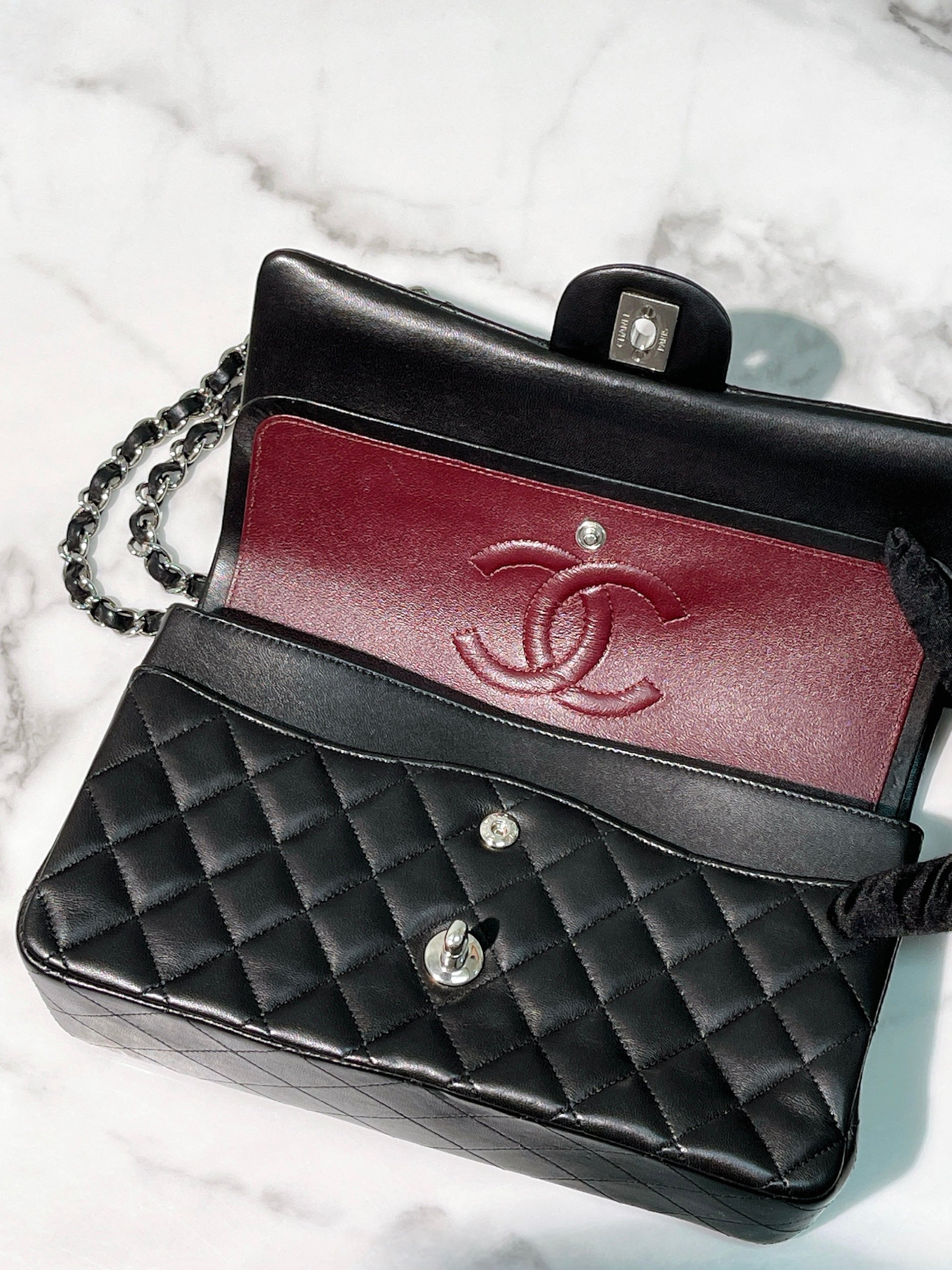 CHANEL CLASSIC FLAP, Black/Silver