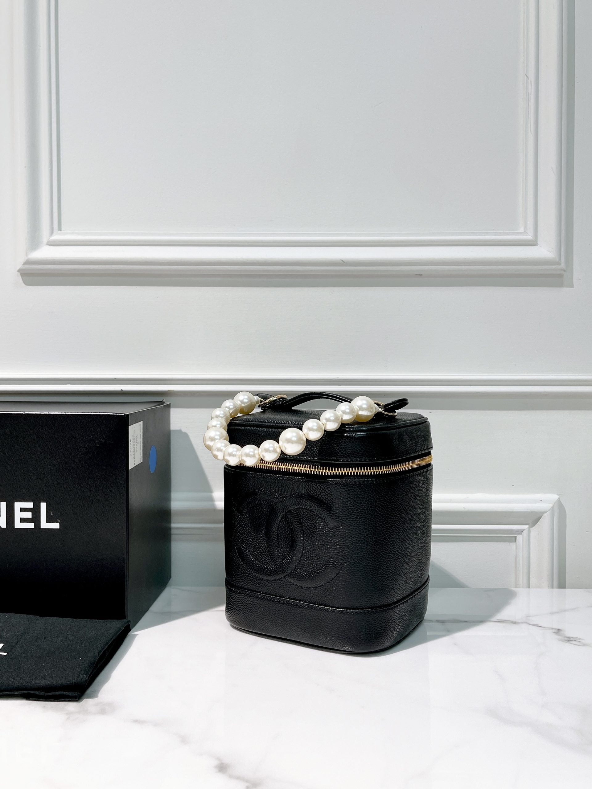CHANEL VINTAGE CASE, Black/Gold