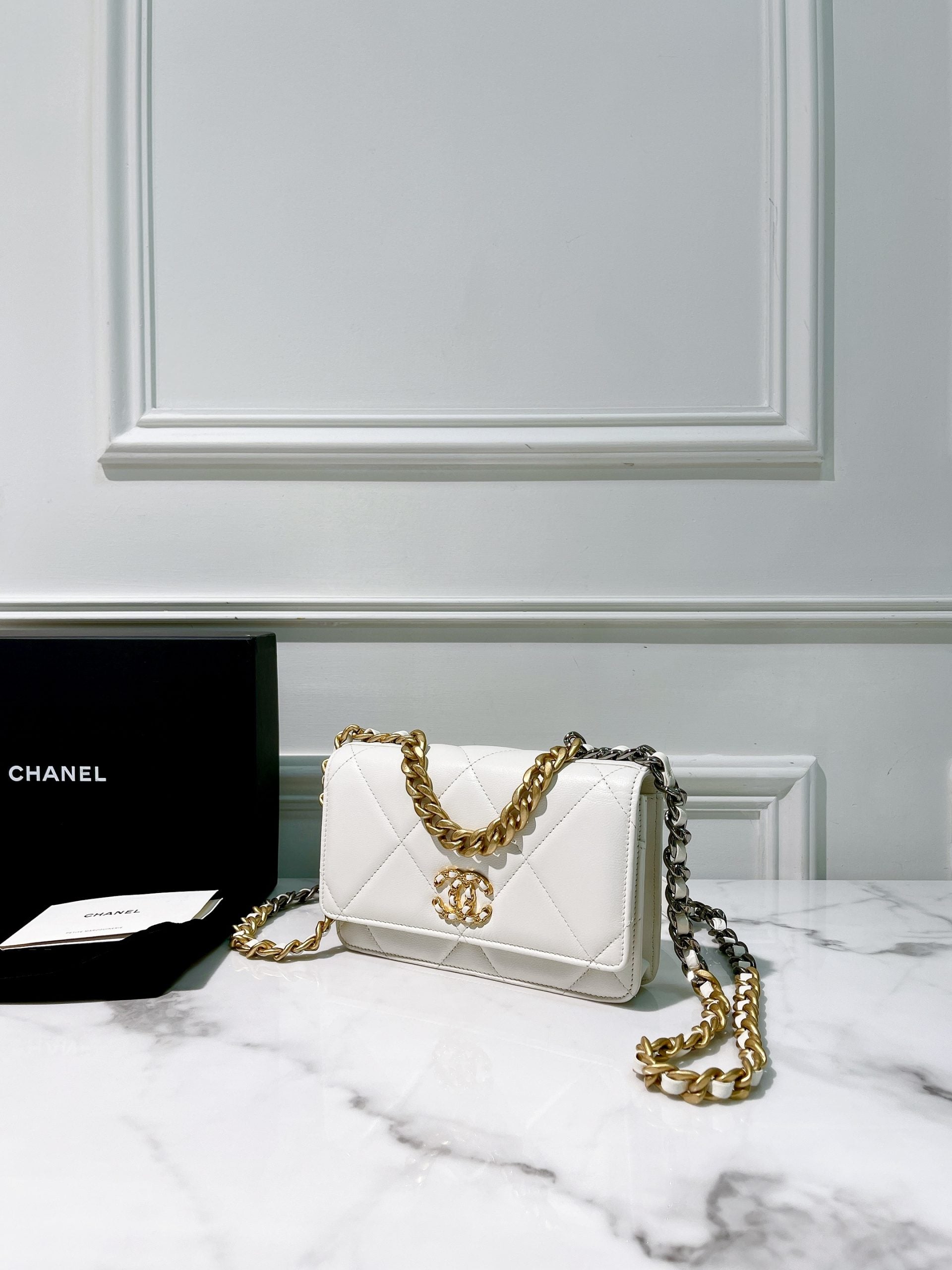 CHANEL 19 WOC, White/Gold