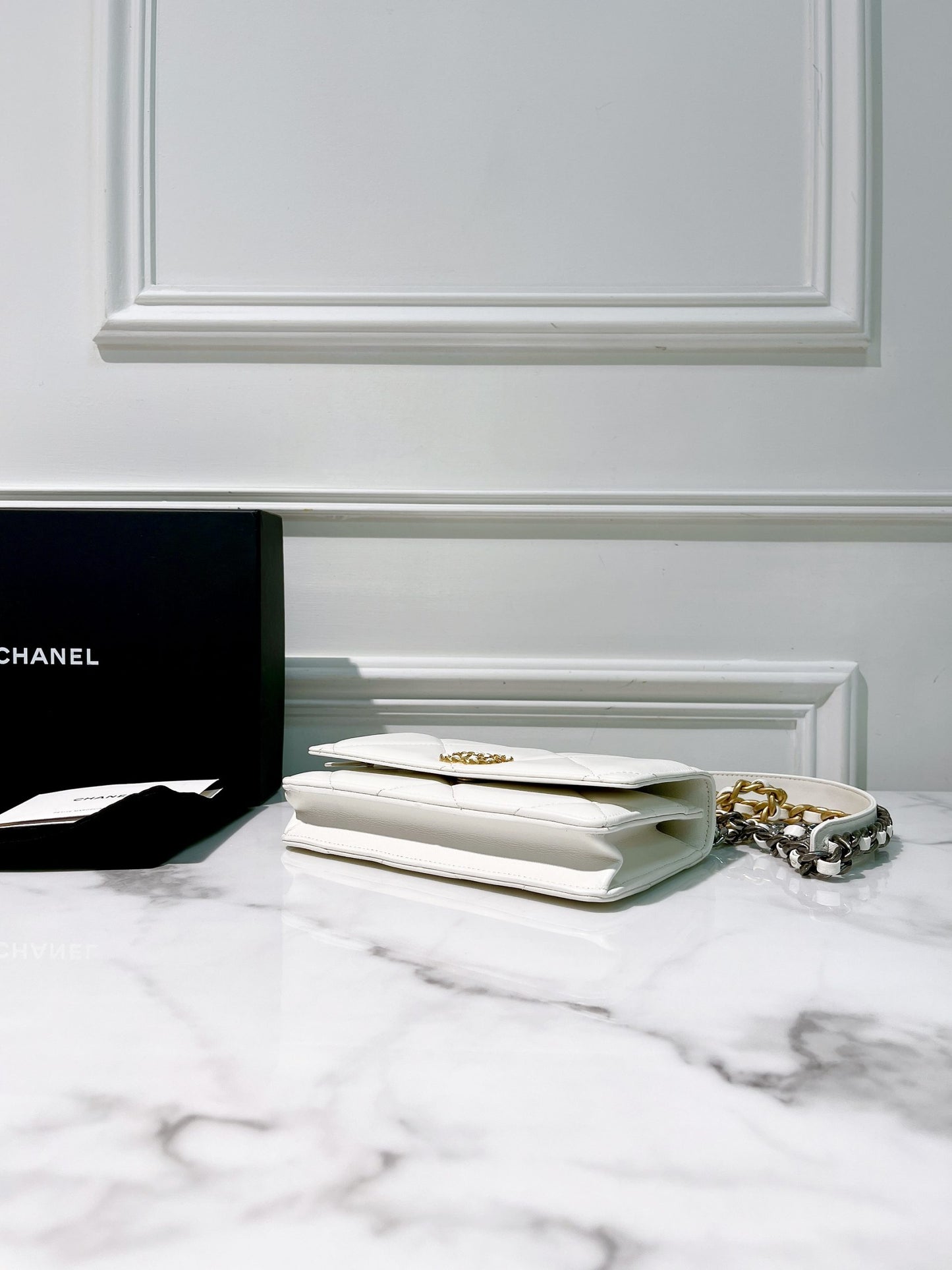 CHANEL 19 WOC, White/Gold