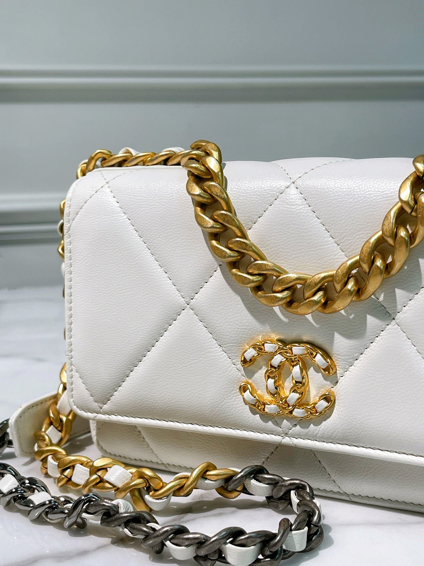 CHANEL 19 WOC, White/Gold
