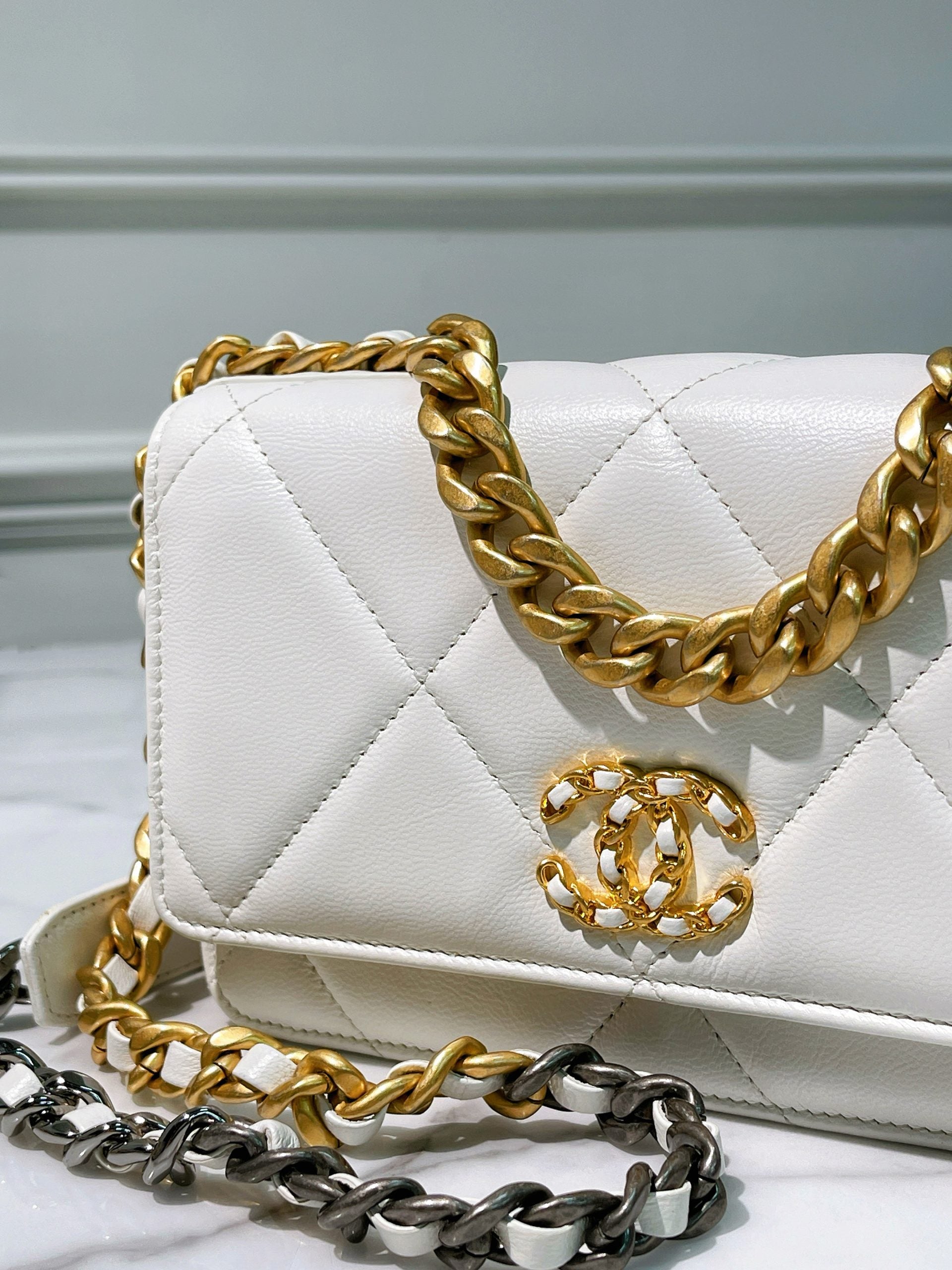CHANEL 19 WOC, White/Gold