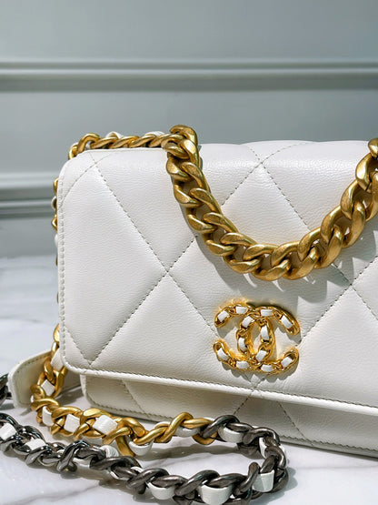 CHANEL 19 WOC, White/Gold