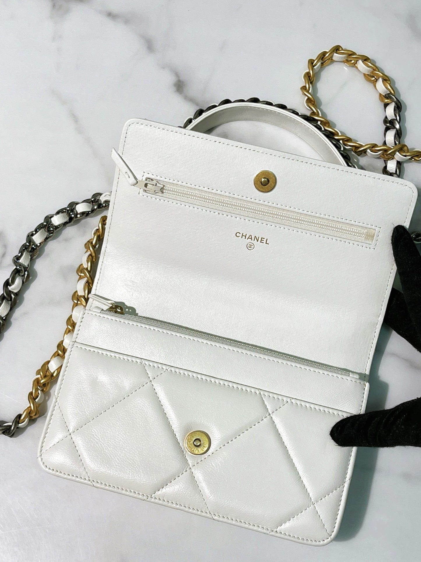CHANEL 19 WOC, White/Gold