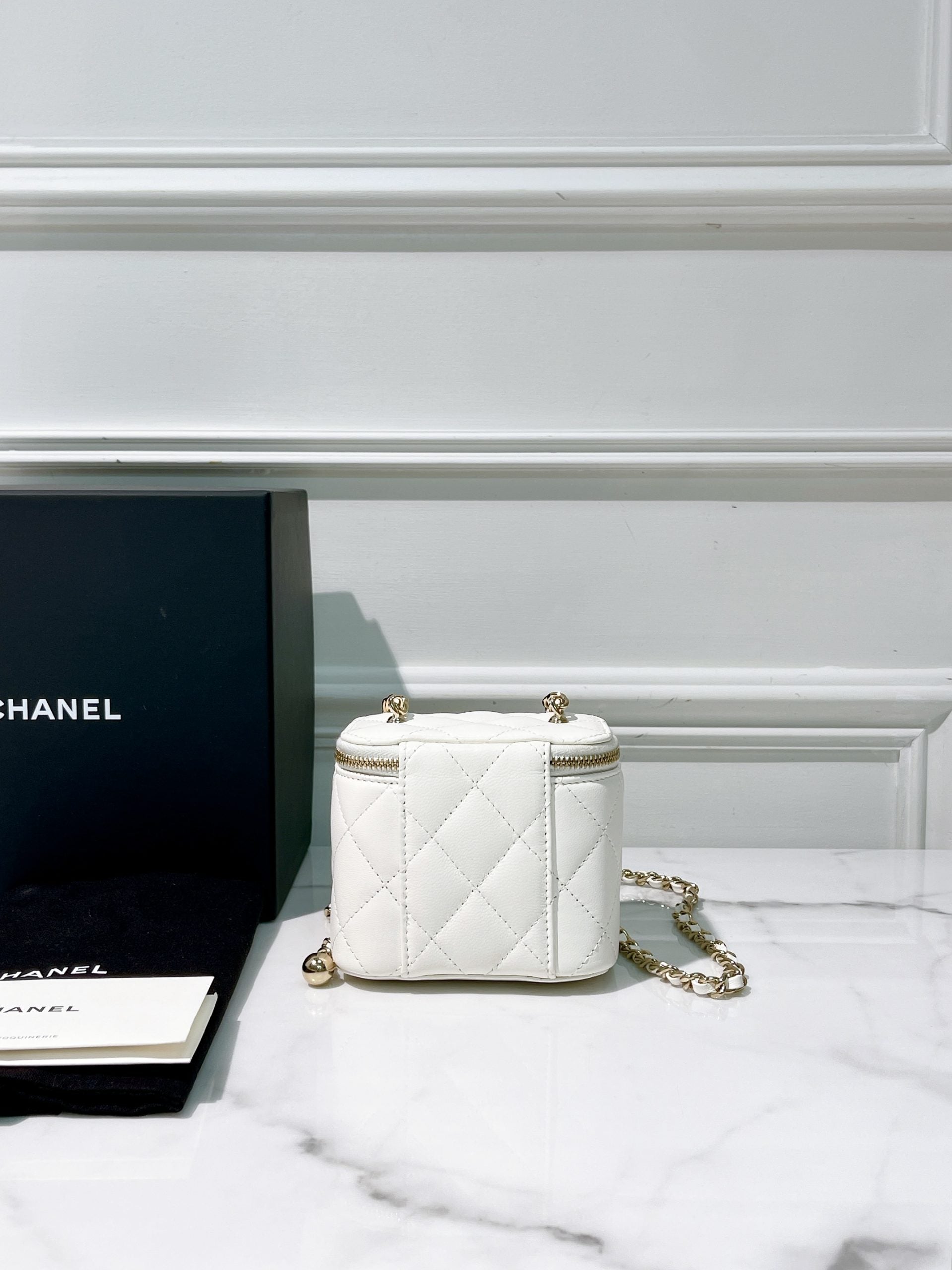 CHANEL 23C MINI VANITY CASE, White/Gold