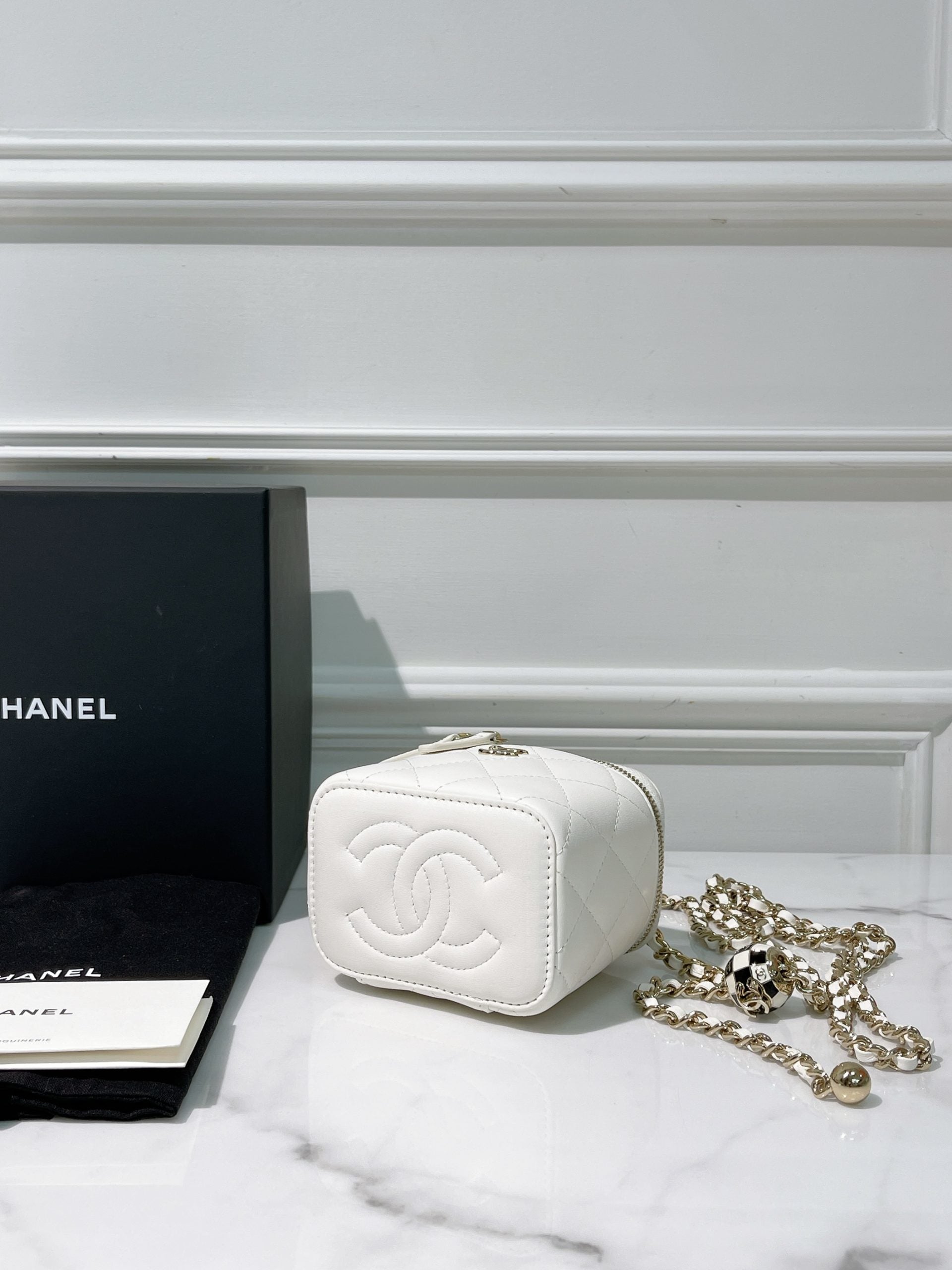 CHANEL 23C MINI VANITY CASE, White/Gold