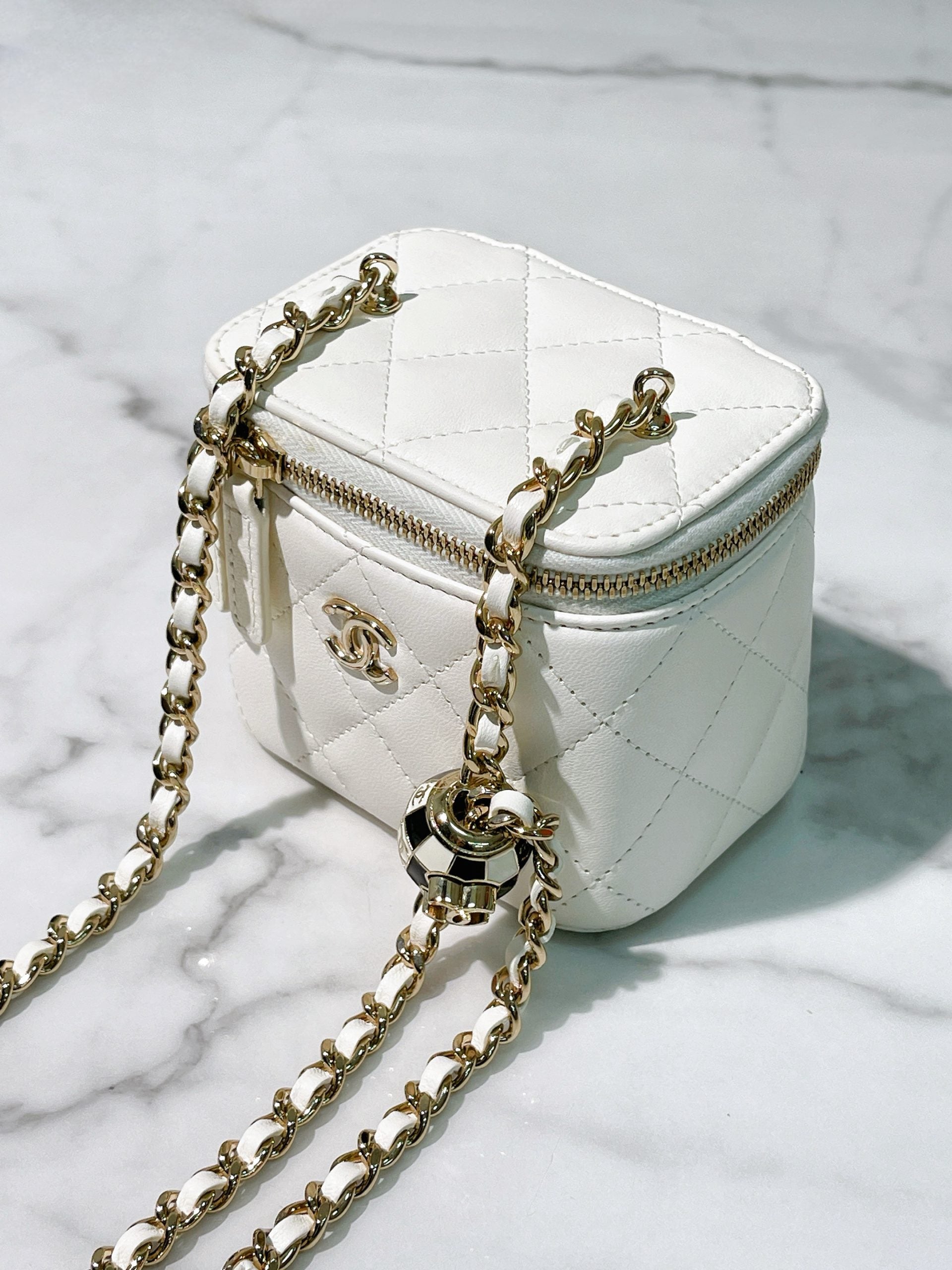 CHANEL 23C MINI VANITY CASE, White/Gold