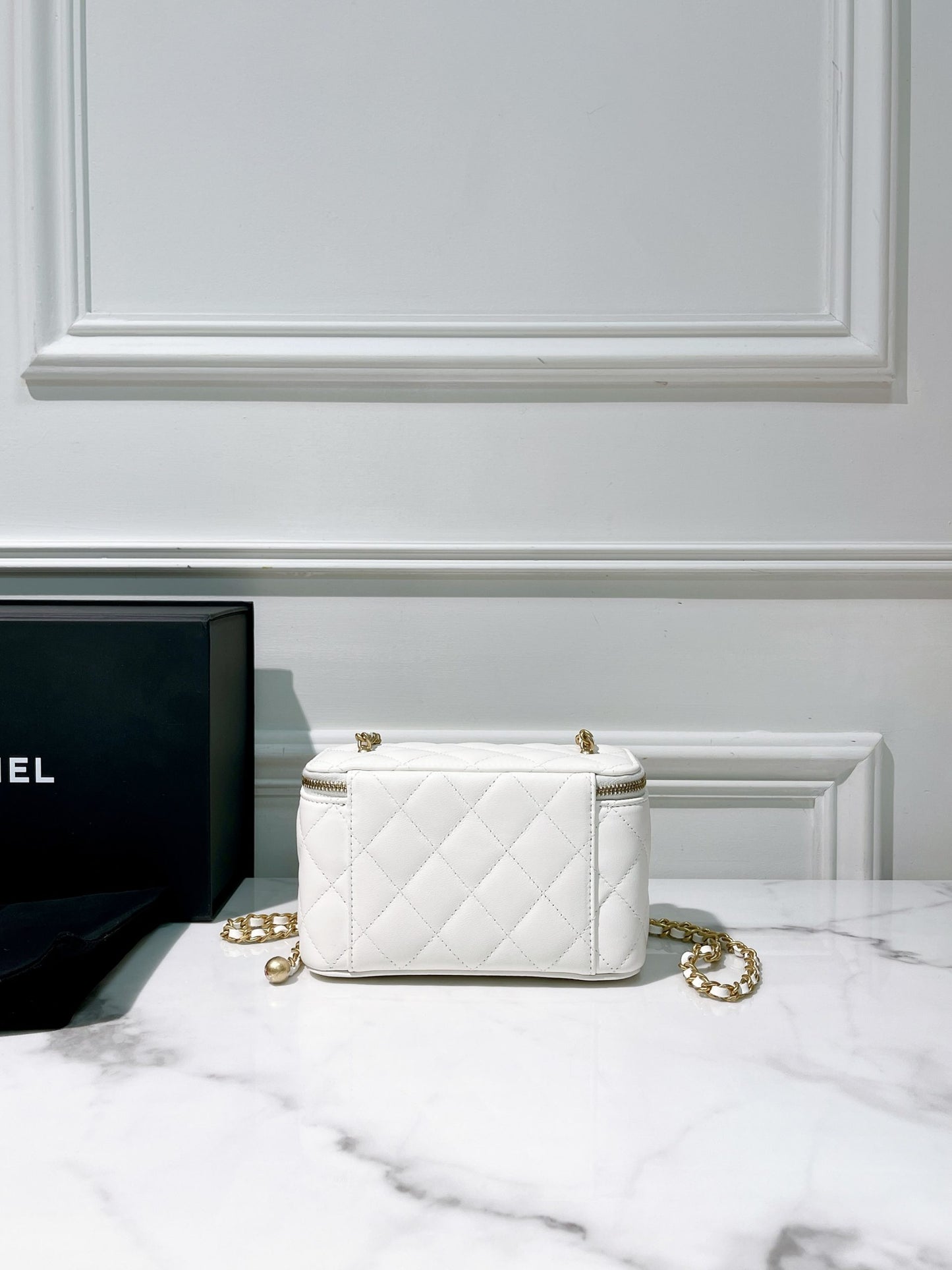 CHANEL VANITY CASE, White/Gold