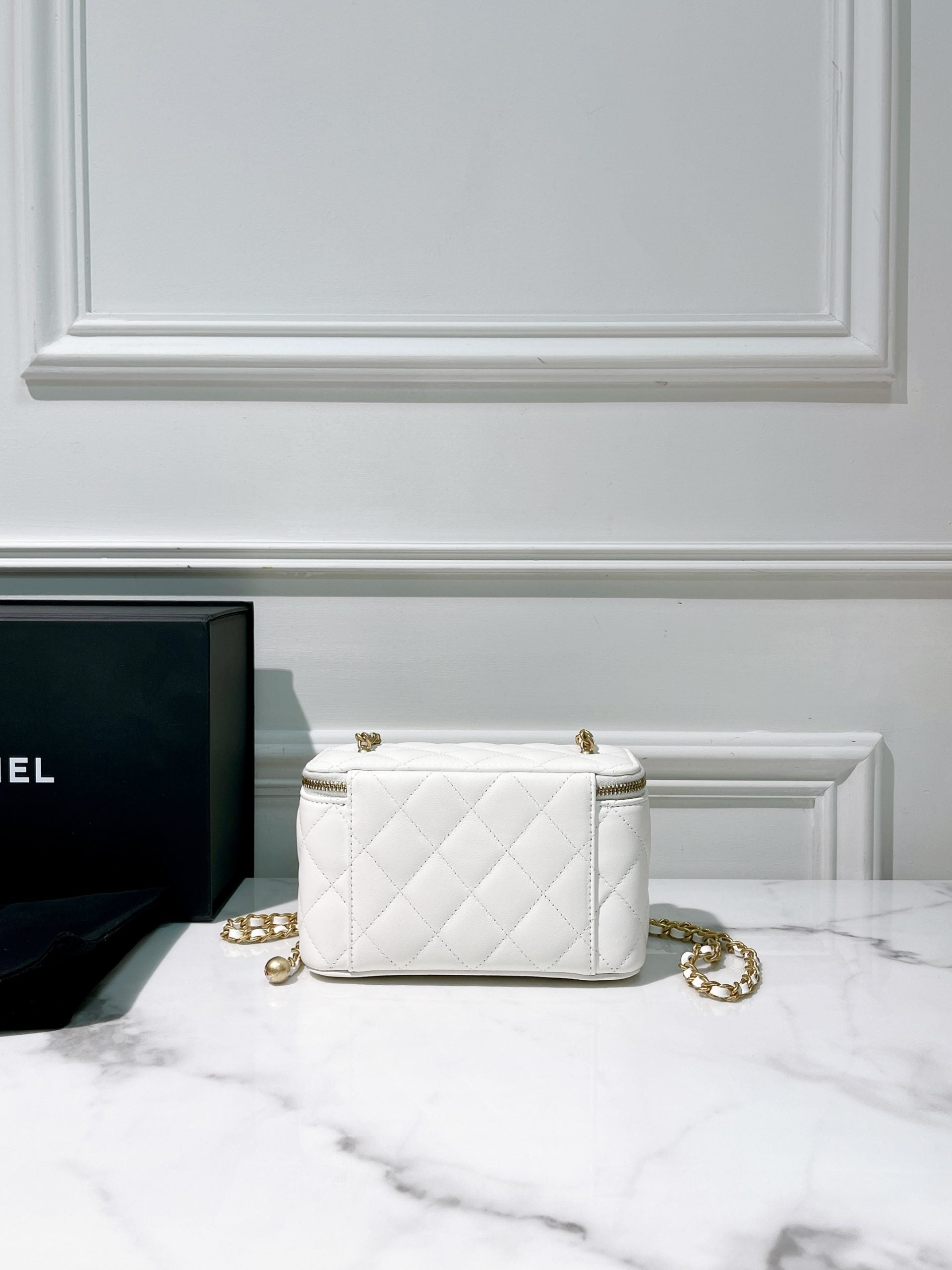 CHANEL VANITY CASE, White/Gold