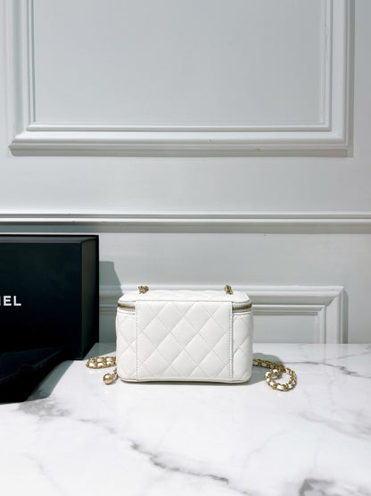 CHANEL VANITY CASE, White/Gold