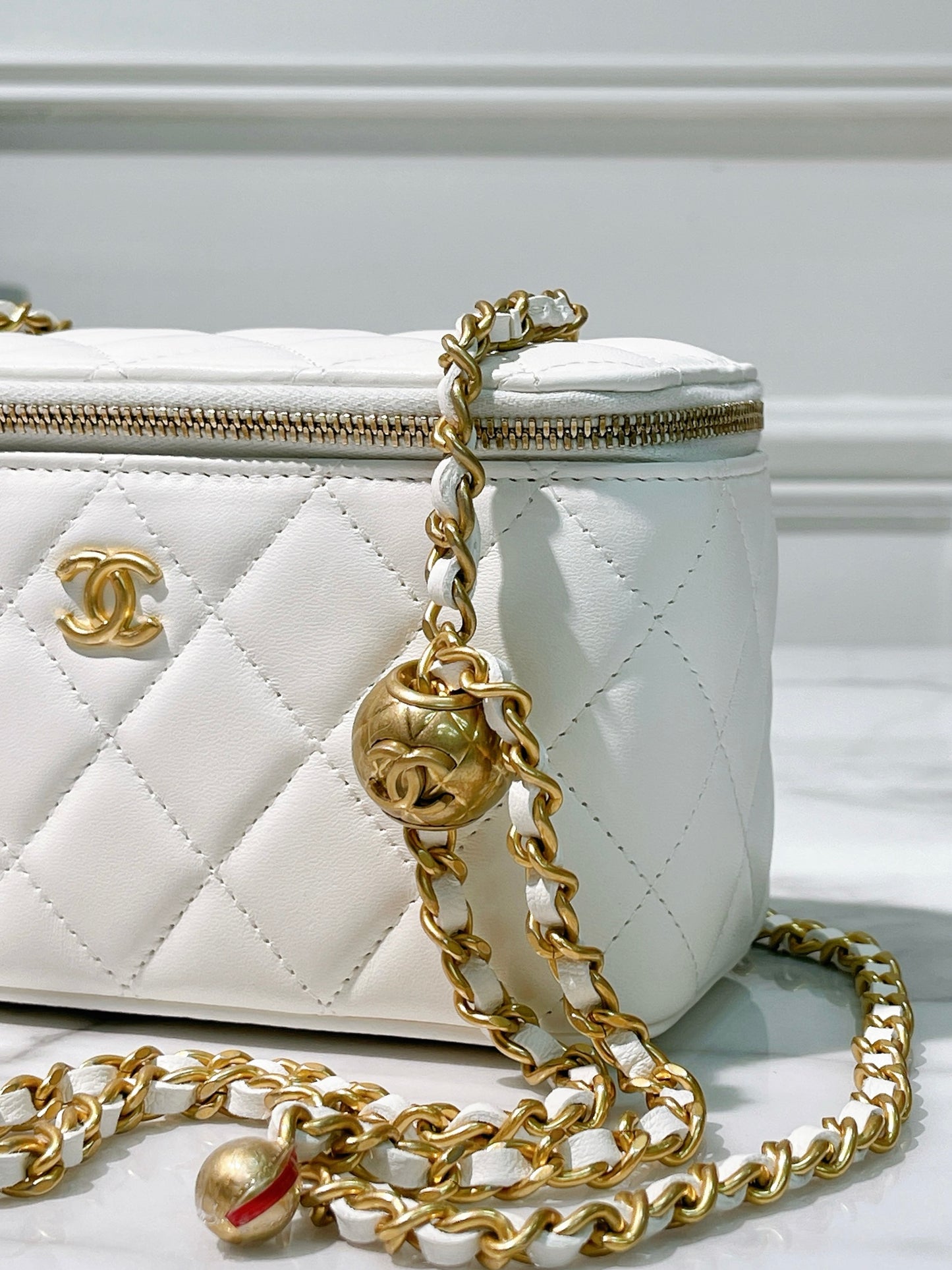 CHANEL VANITY CASE, White/Gold