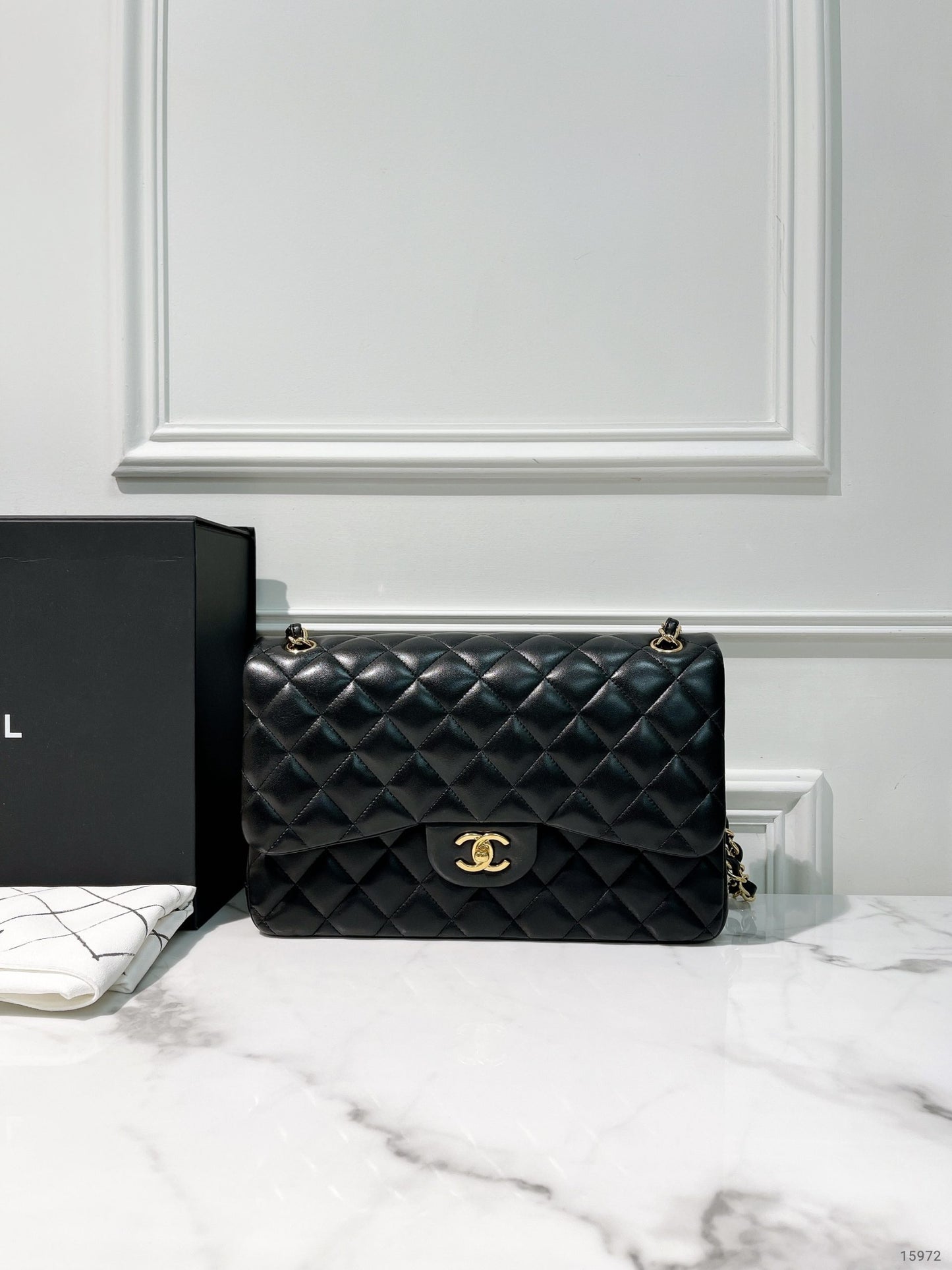 CHANEL JUMBO CLASSIC FLAP, Black/Gold