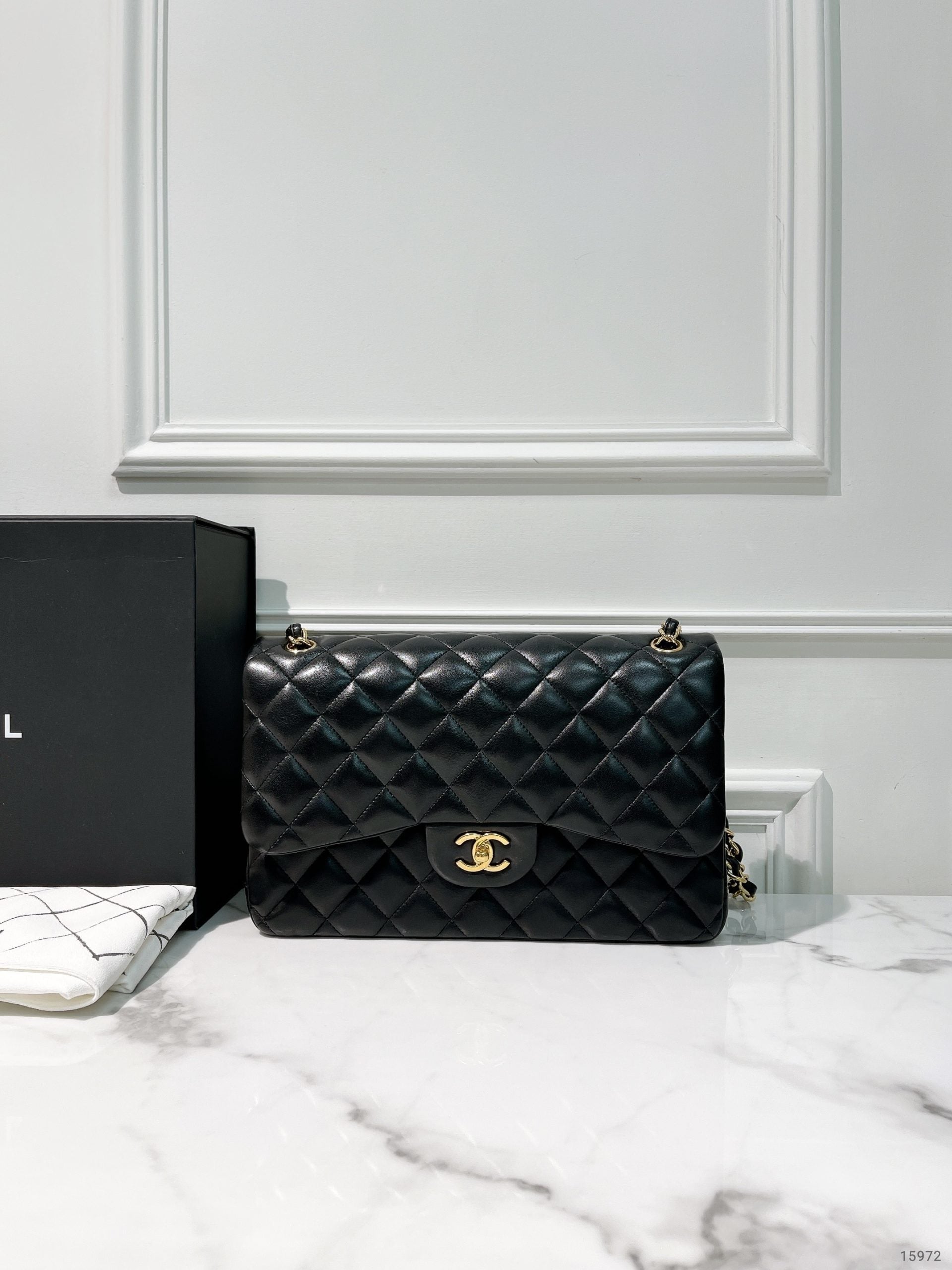 CHANEL JUMBO CLASSIC FLAP, Black/Gold