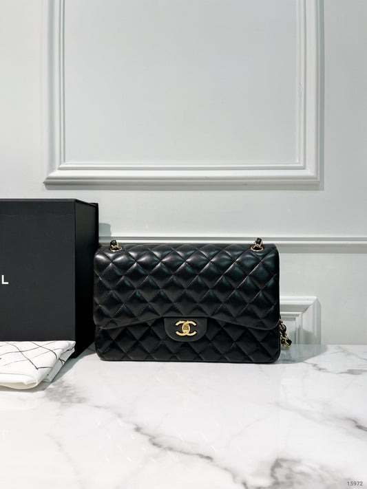 CHANEL JUMBO CLASSIC FLAP, Black/Gold