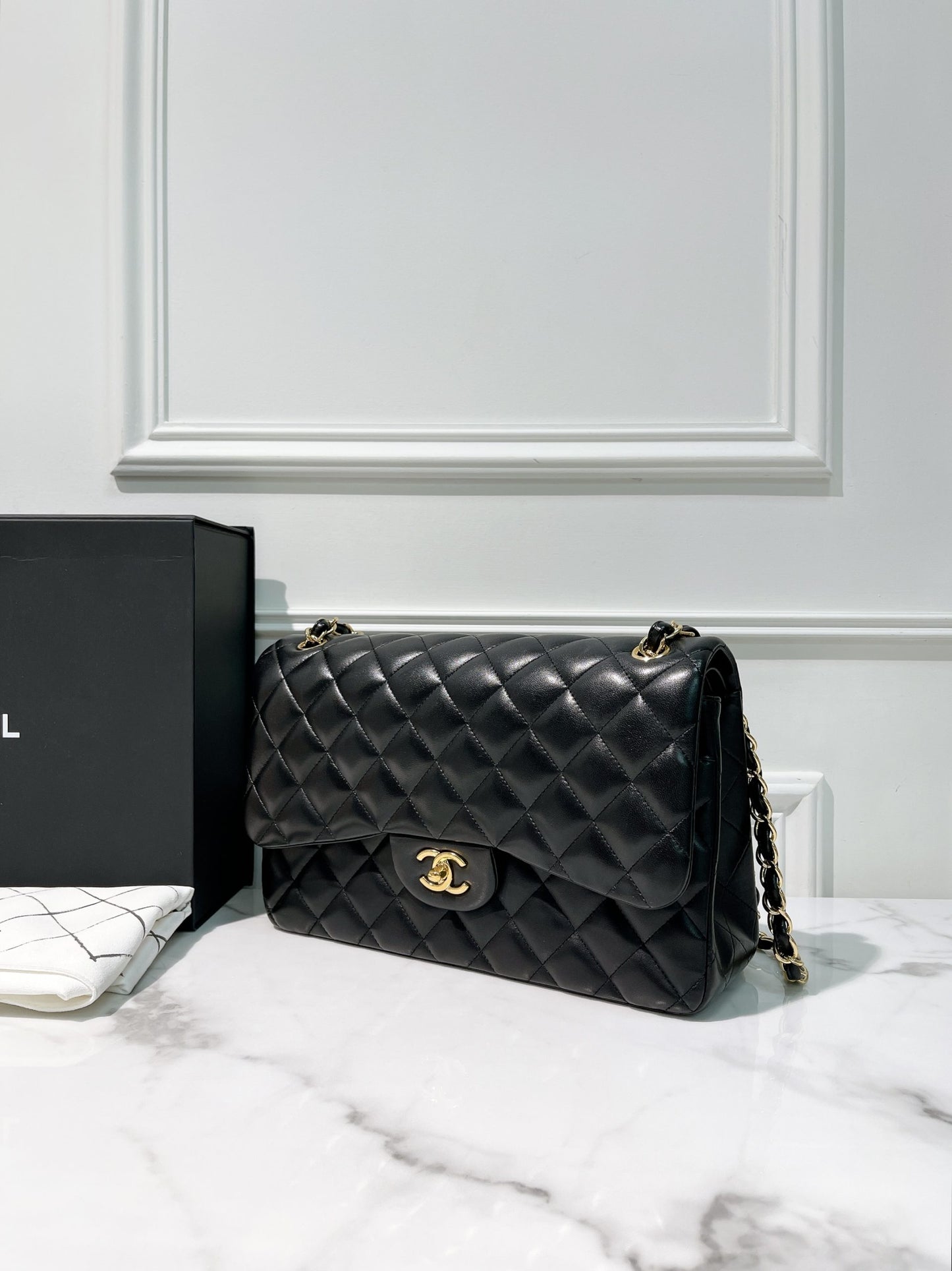 CHANEL JUMBO CLASSIC FLAP, Black/Gold