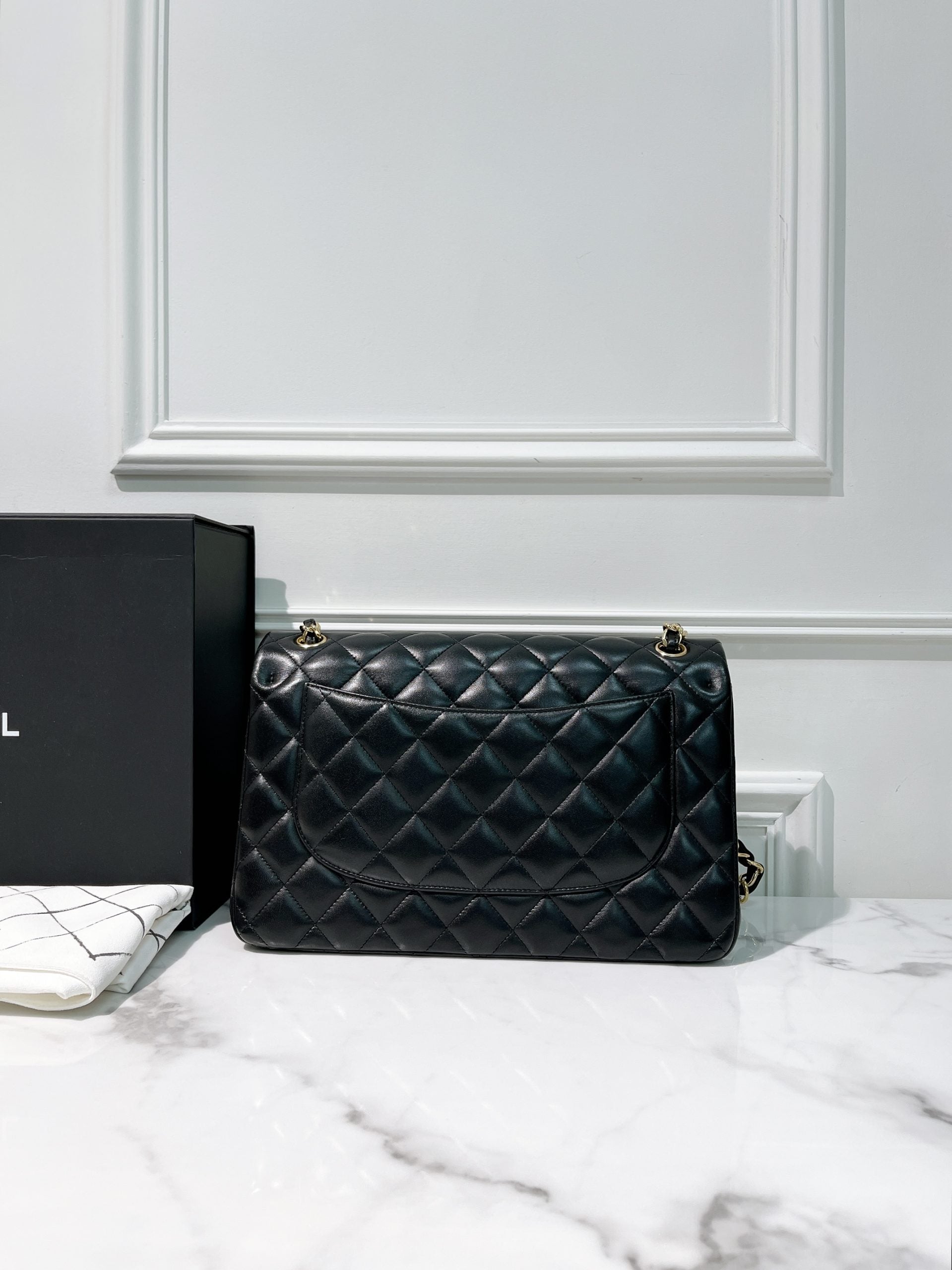 CHANEL JUMBO CLASSIC FLAP, Black/Gold