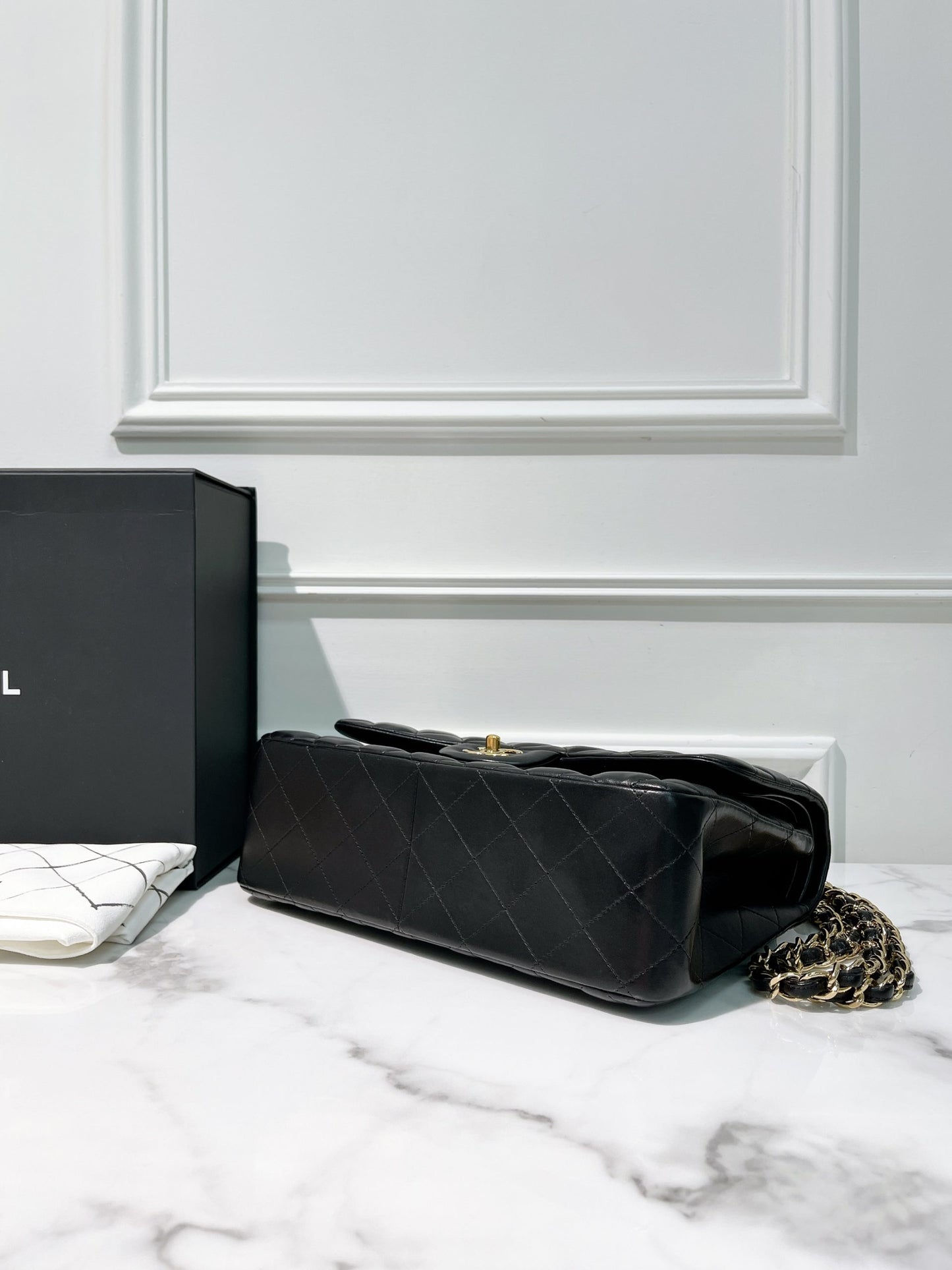 CHANEL JUMBO CLASSIC FLAP, Black/Gold