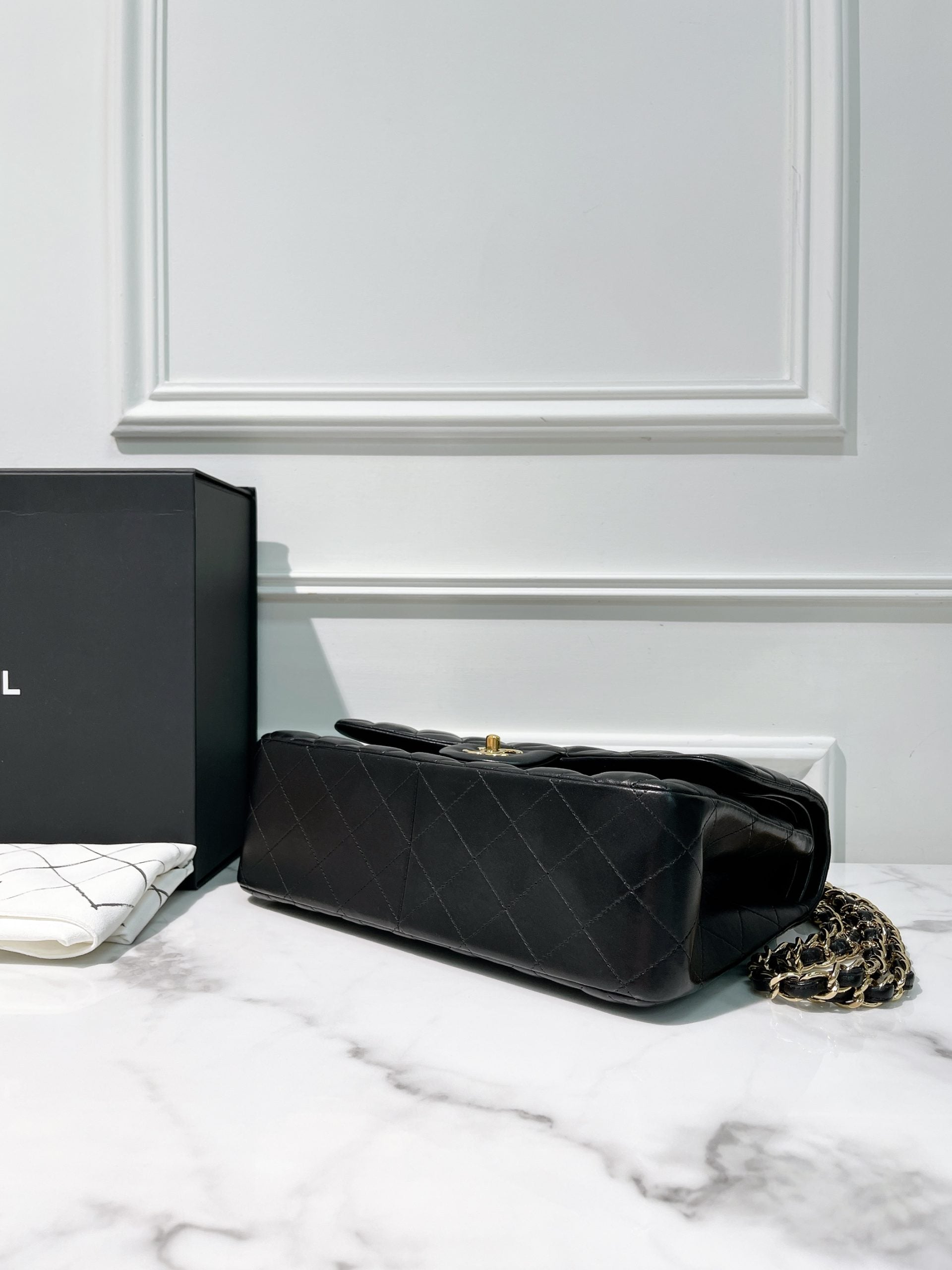 CHANEL JUMBO CLASSIC FLAP, Black/Gold