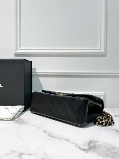 CHANEL JUMBO CLASSIC FLAP, Black/Gold
