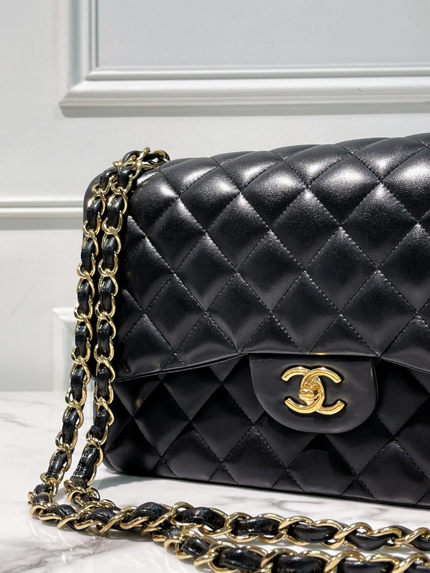 CHANEL JUMBO CLASSIC FLAP, Black/Gold