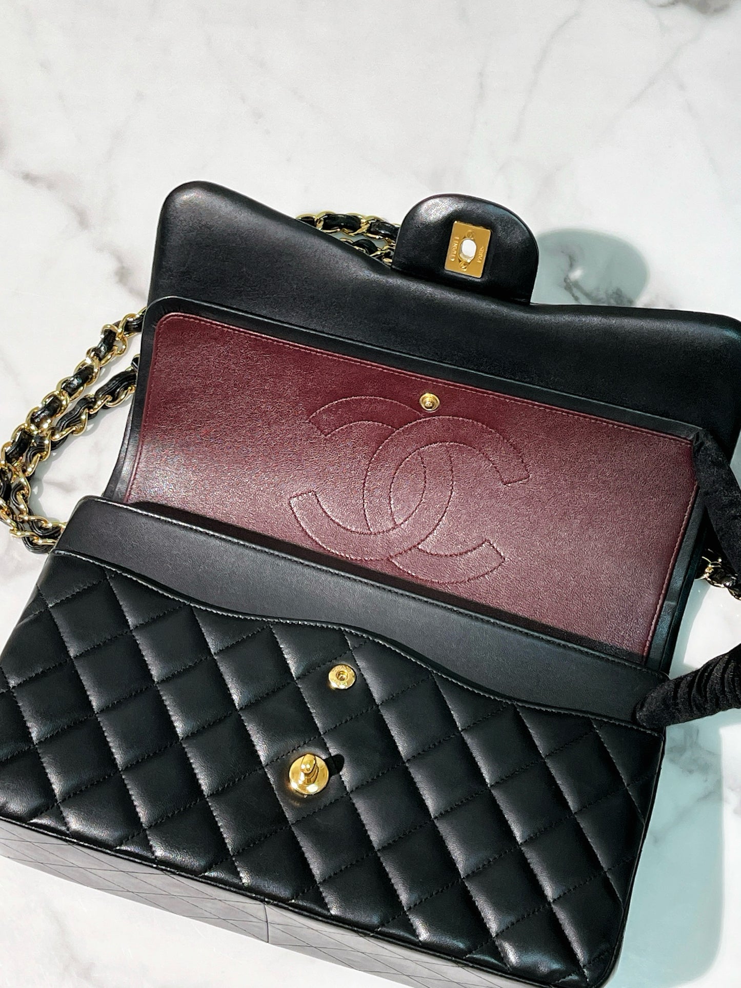 CHANEL JUMBO CLASSIC FLAP, Black/Gold