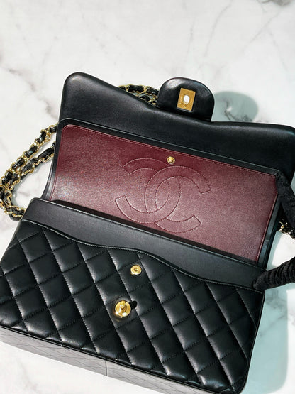 CHANEL JUMBO CLASSIC FLAP, Black/Gold