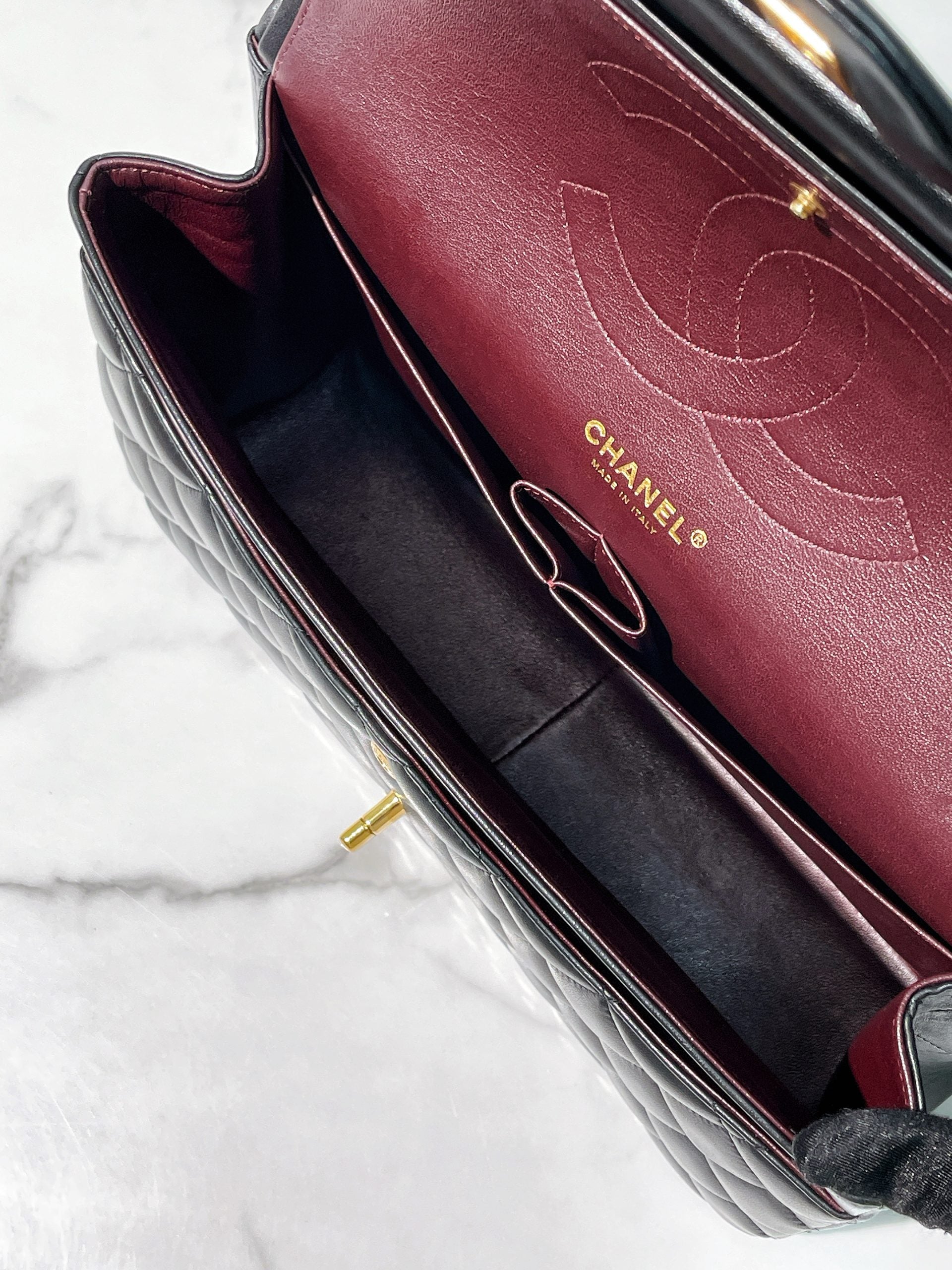 CHANEL JUMBO CLASSIC FLAP, Black/Gold