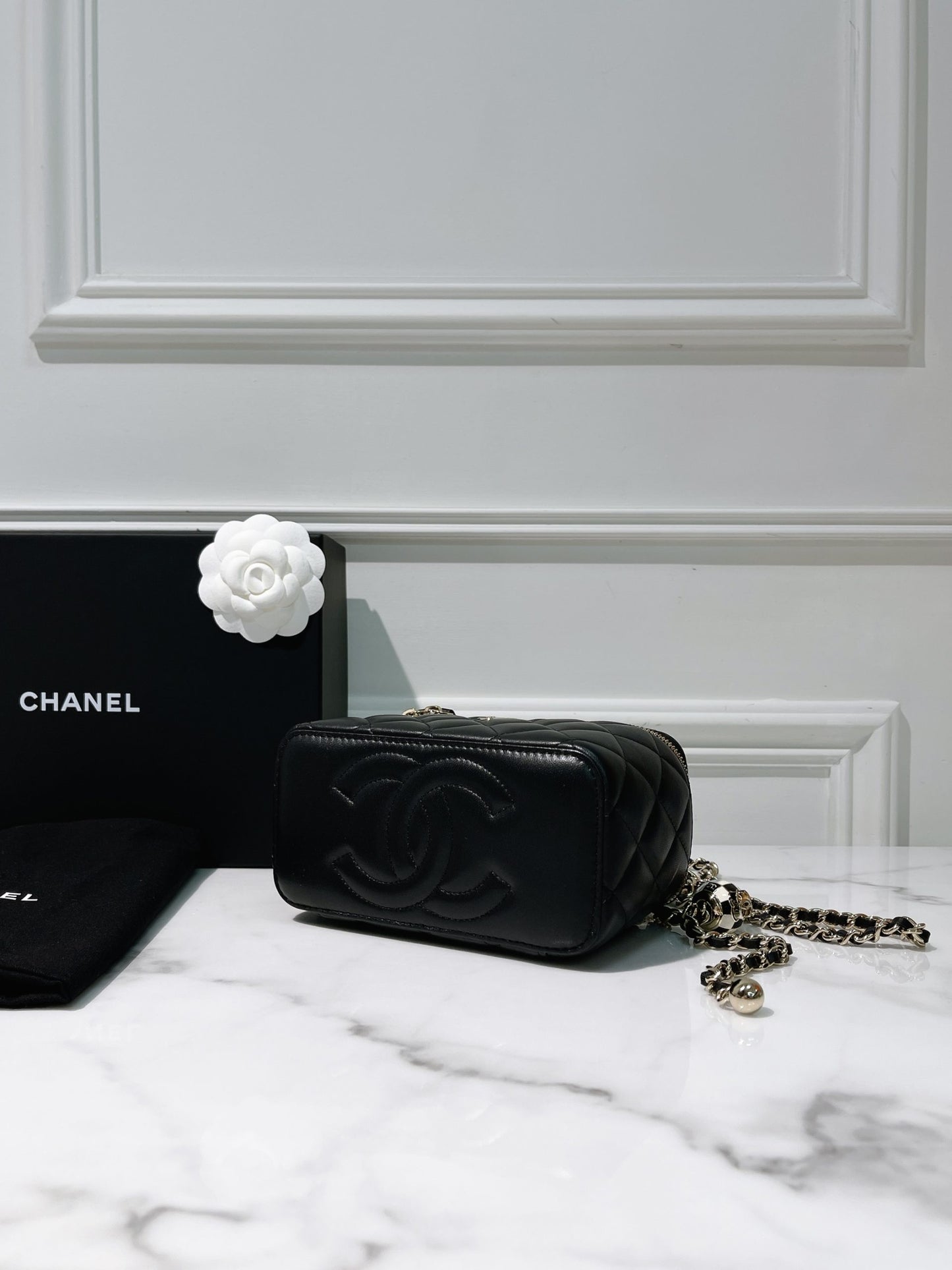 CHANEL 23C VANITY CASE, Black/Gold