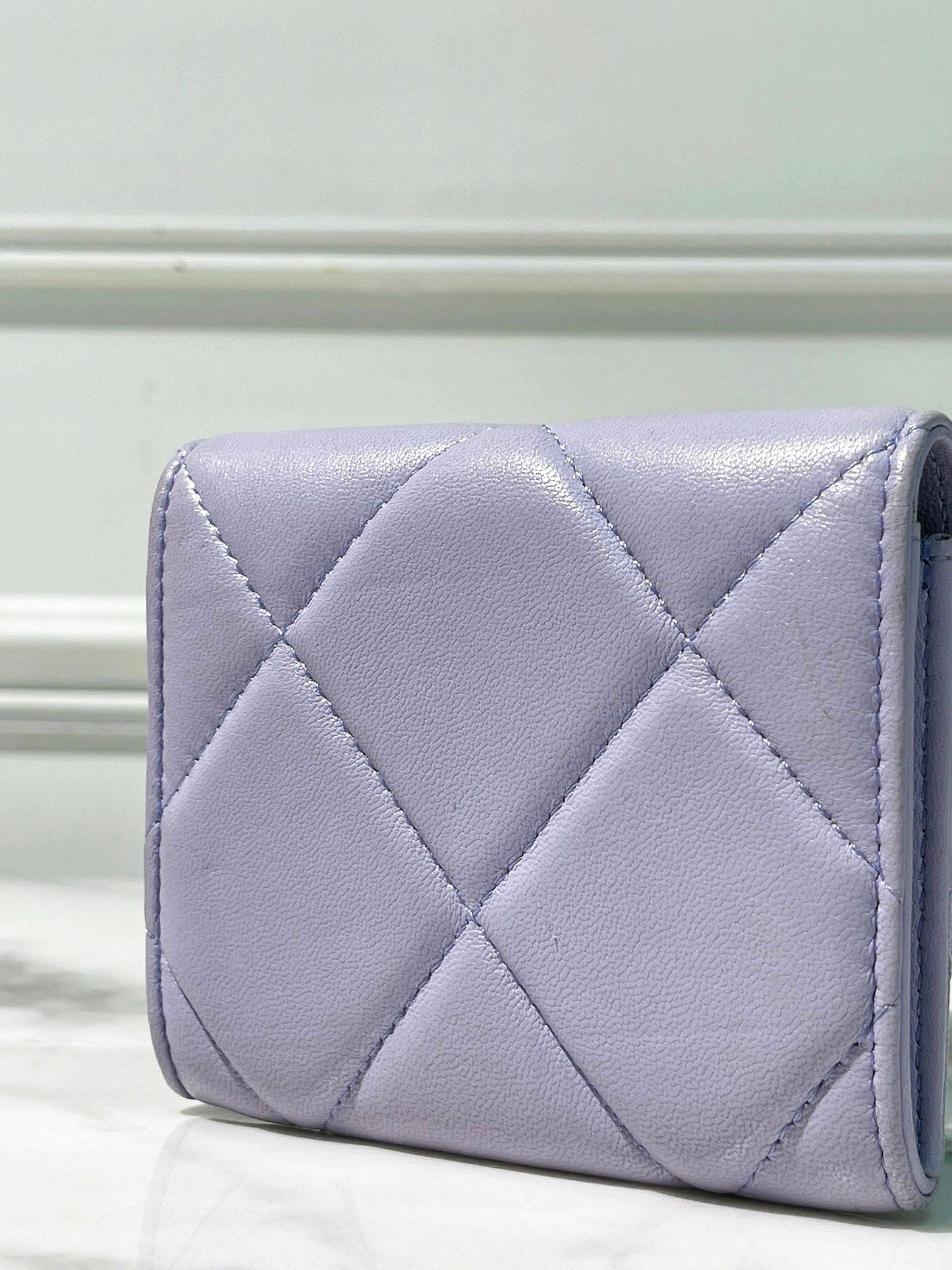 CHANEL 19 CARD HOLDER, Purple/Gold