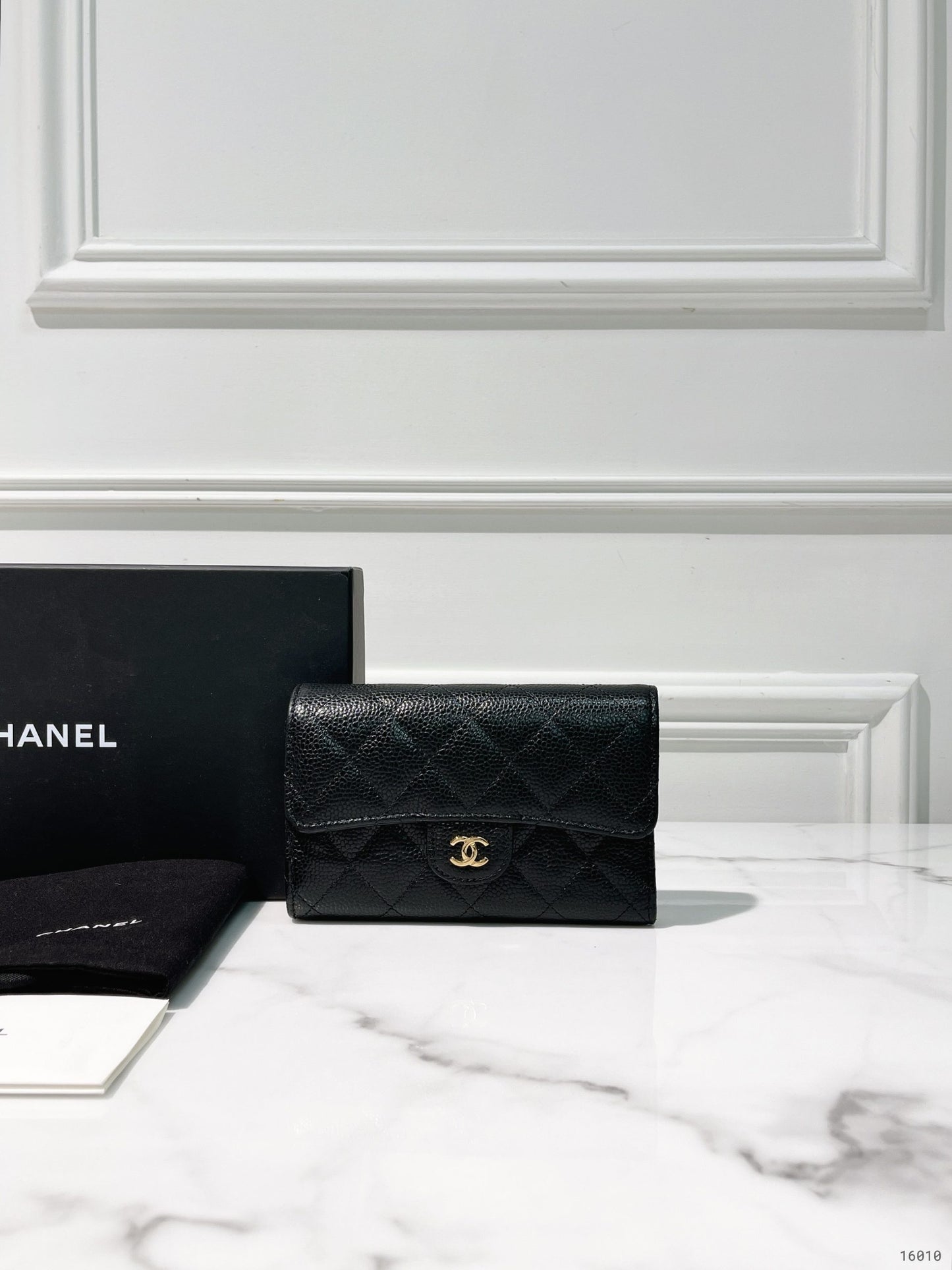 CHANEL CLASSIC WALLET, Black/Gold
