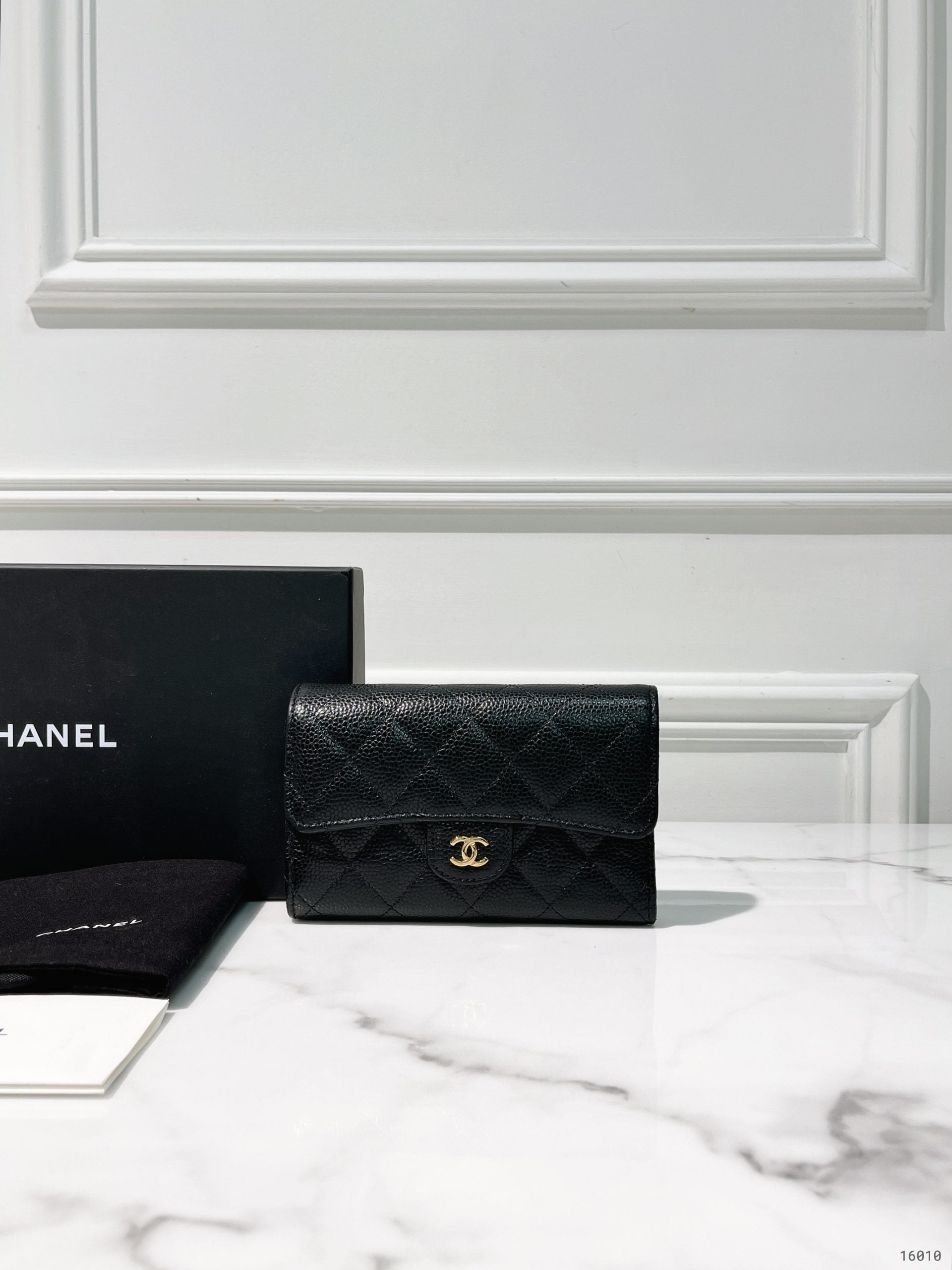 CHANEL CLASSIC WALLET, Black/Gold