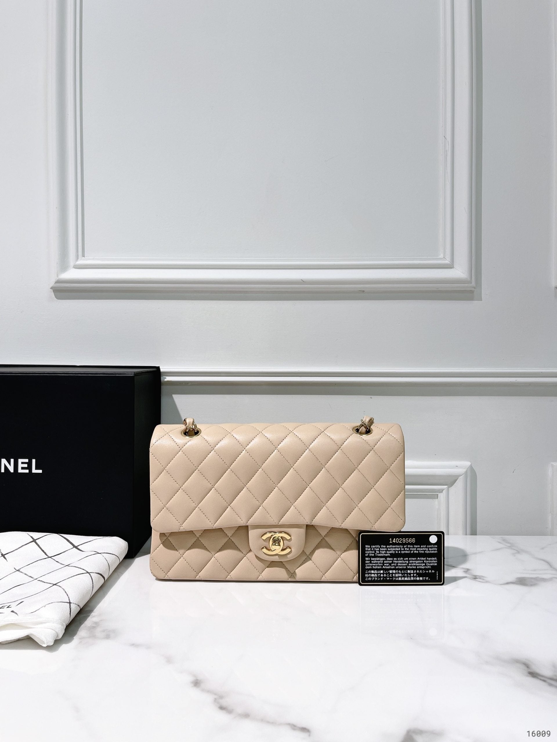 CHANEL CLASSIC FLAP, Beige/Gold