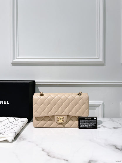 CHANEL CLASSIC FLAP, Beige/Gold