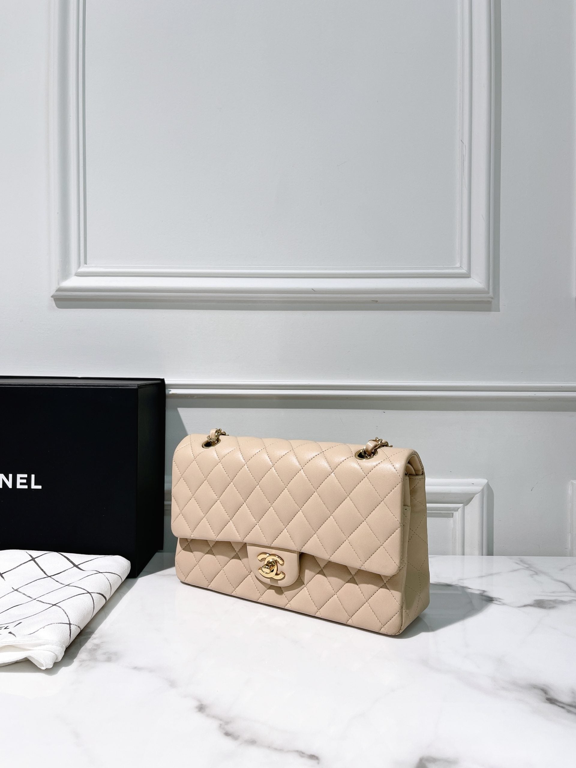 CHANEL CLASSIC FLAP, Beige/Gold