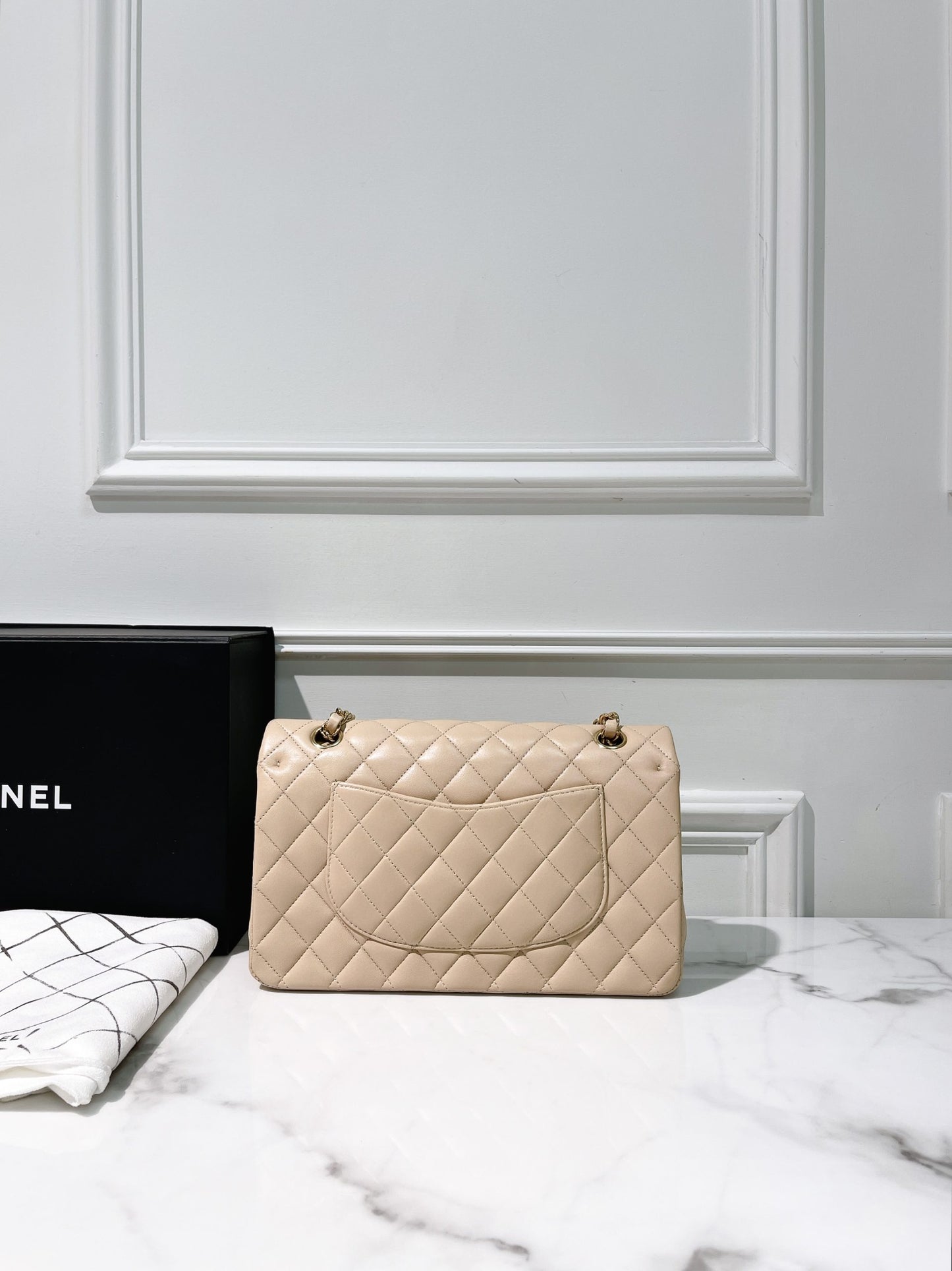CHANEL CLASSIC FLAP, Beige/Gold