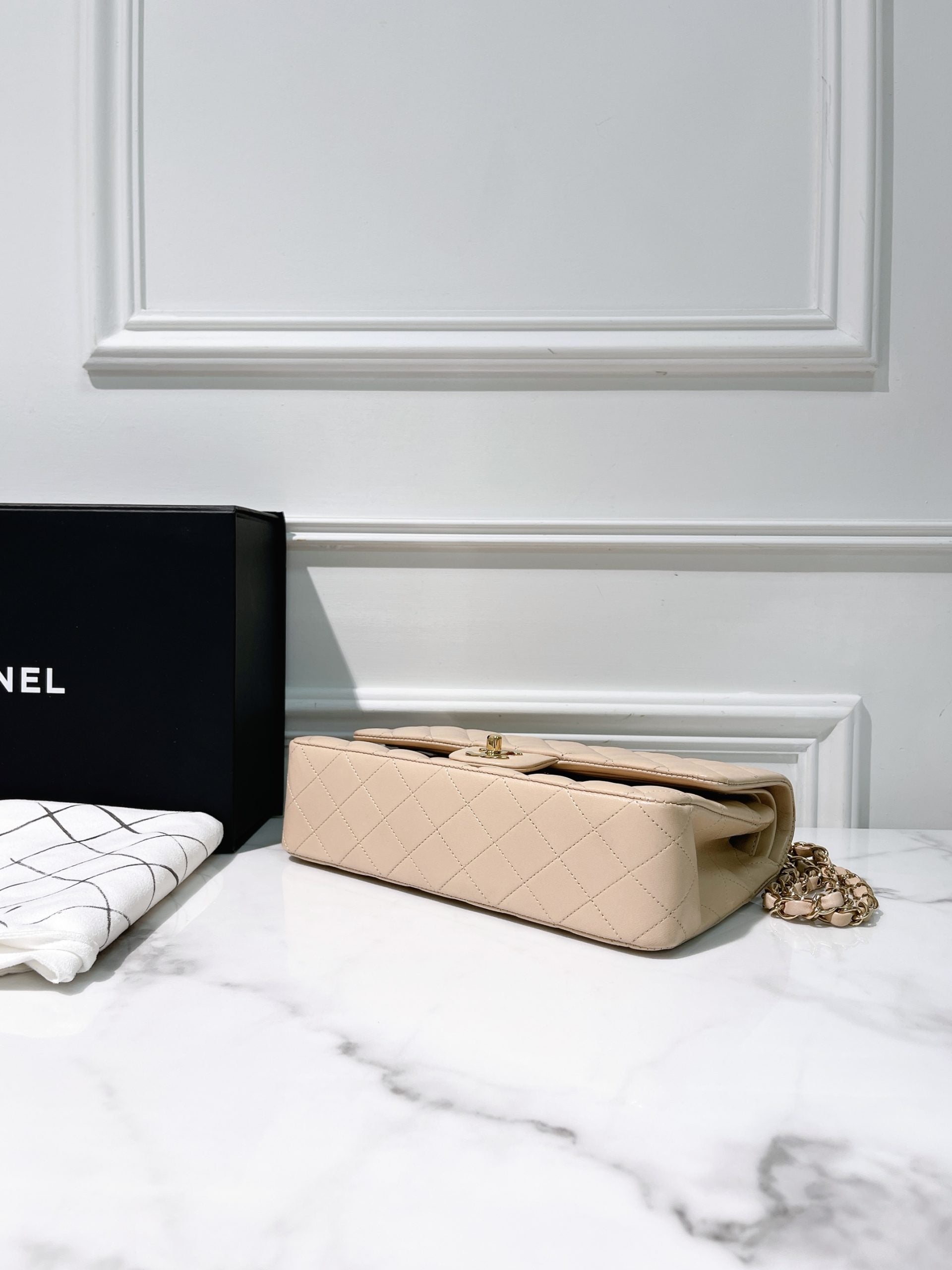CHANEL CLASSIC FLAP, Beige/Gold