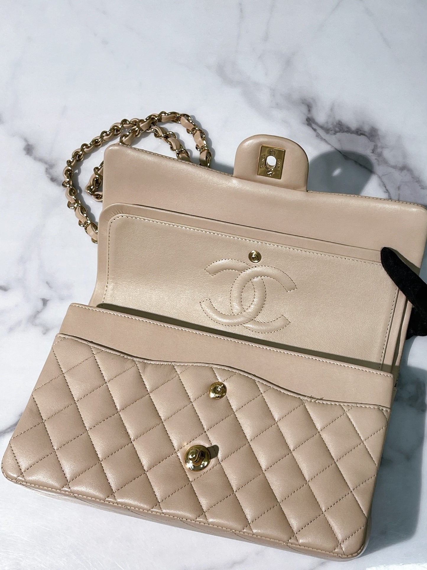CHANEL CLASSIC FLAP, Beige/Gold